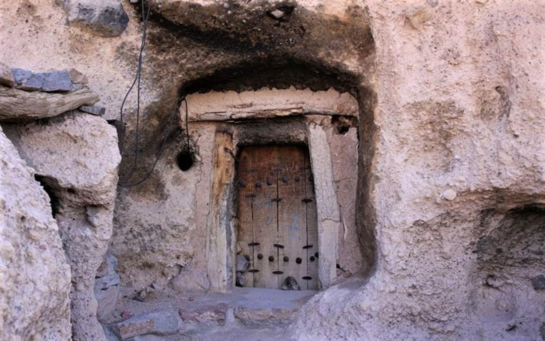 در ورودی یکی از خانه های صخره ای میمند، منبع عکس:iranvegantravel.com، عکاس: ناشناس 