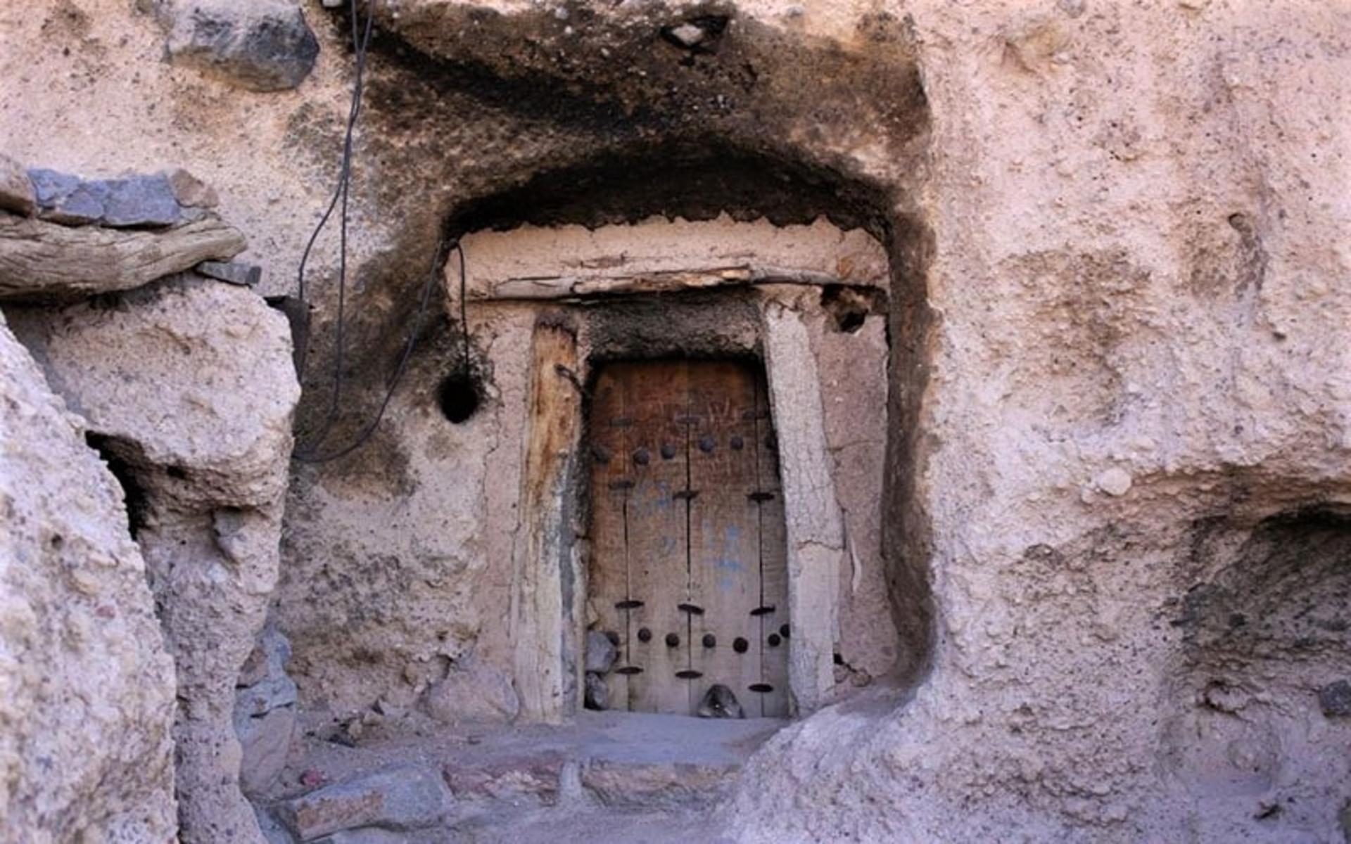 در ورودی یکی از خانه های صخره ای میمند، منبع عکس:iranvegantravel.com، عکاس: ناشناس 