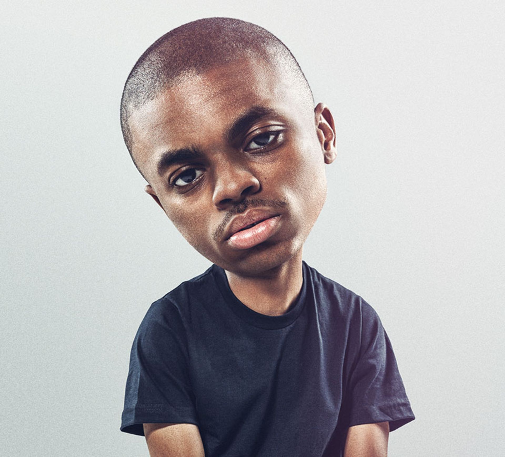 مرد غمگین در لباس کودک؛  اثر Cristian Girotto