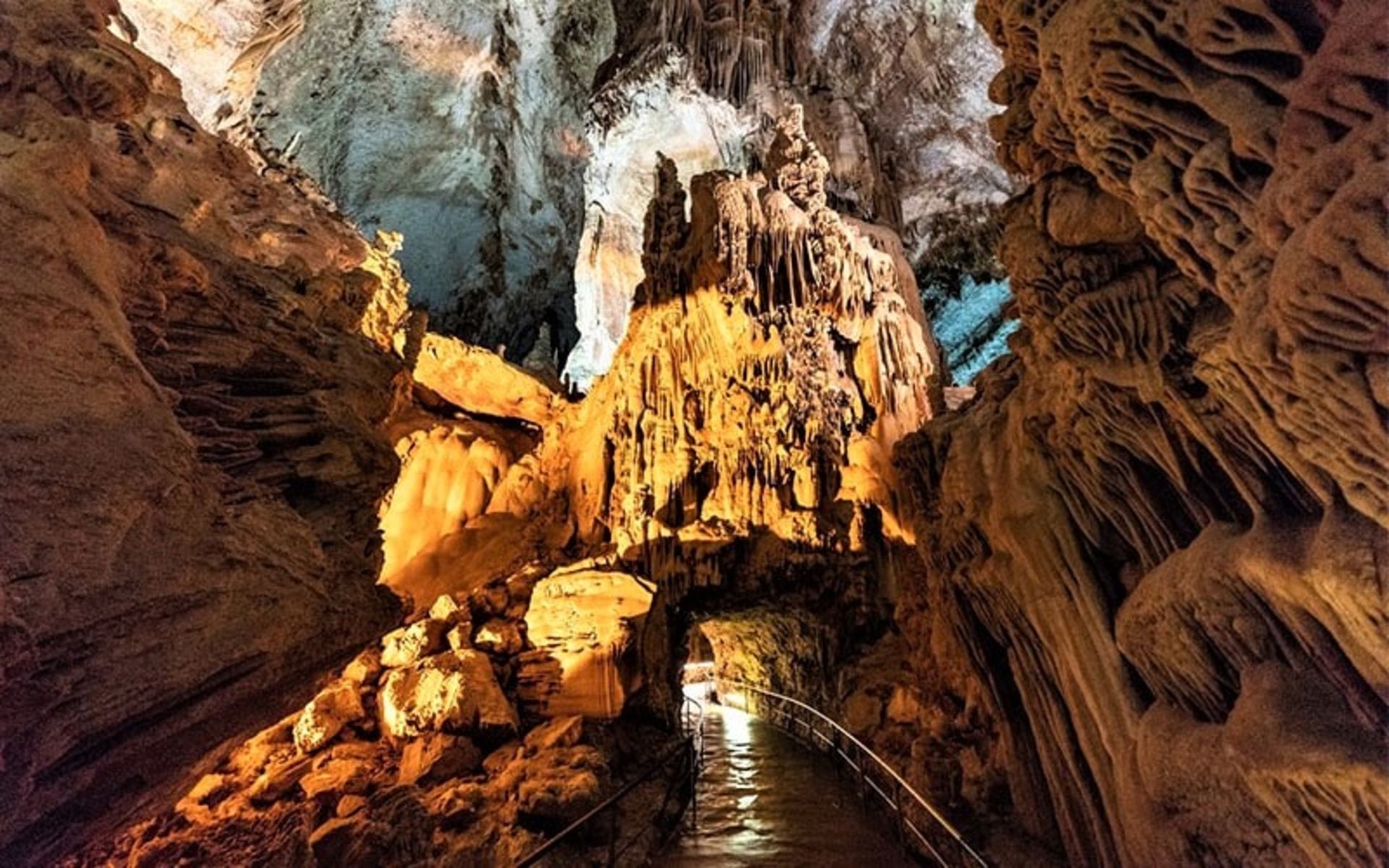 فضای داخلی غار جعیتا لبنان، منبع عکس: eugene.kaspersky.com، عکاس: ناشناس