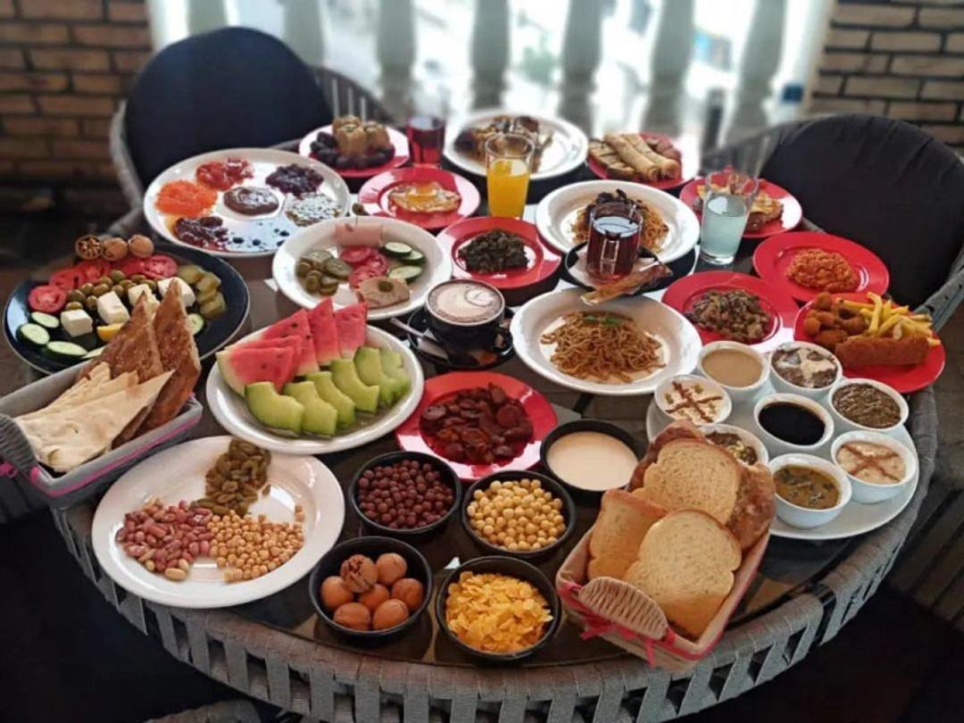 کافه رستوران ساحلی هیراد در بندر انزلی؛ منبع عکس: اینستاگرام hiradfood.ir؛ عکاس: نامشخص