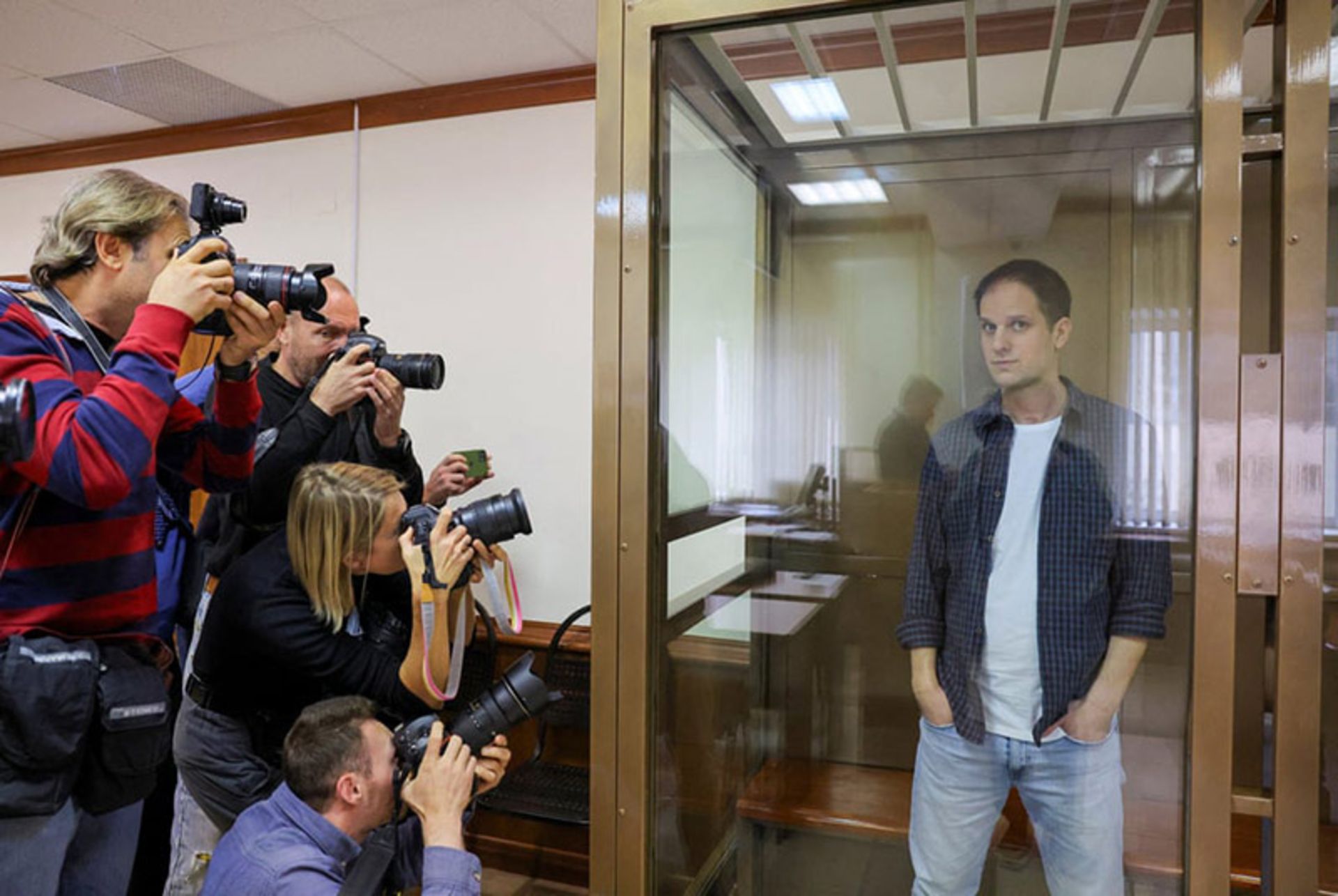 خبرنگار بازداشتی وال استریت ژورنال در محفظه متهمان در مسکو منبع عکس: Reuters؛ عکاس: Evgenia Novozhenina