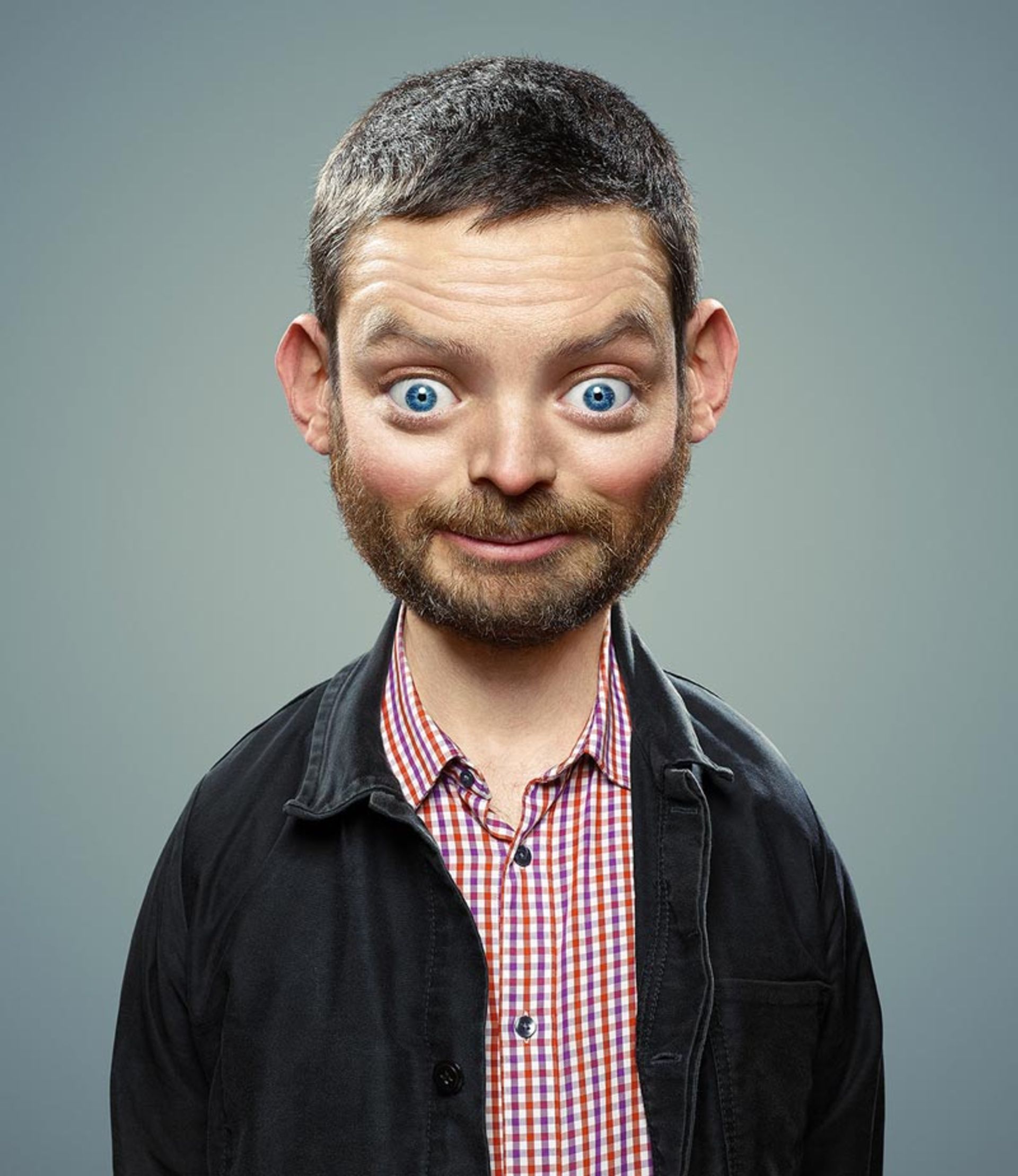 مرد بسیار متعجب در لباس کودک؛  اثر Cristian Girotto