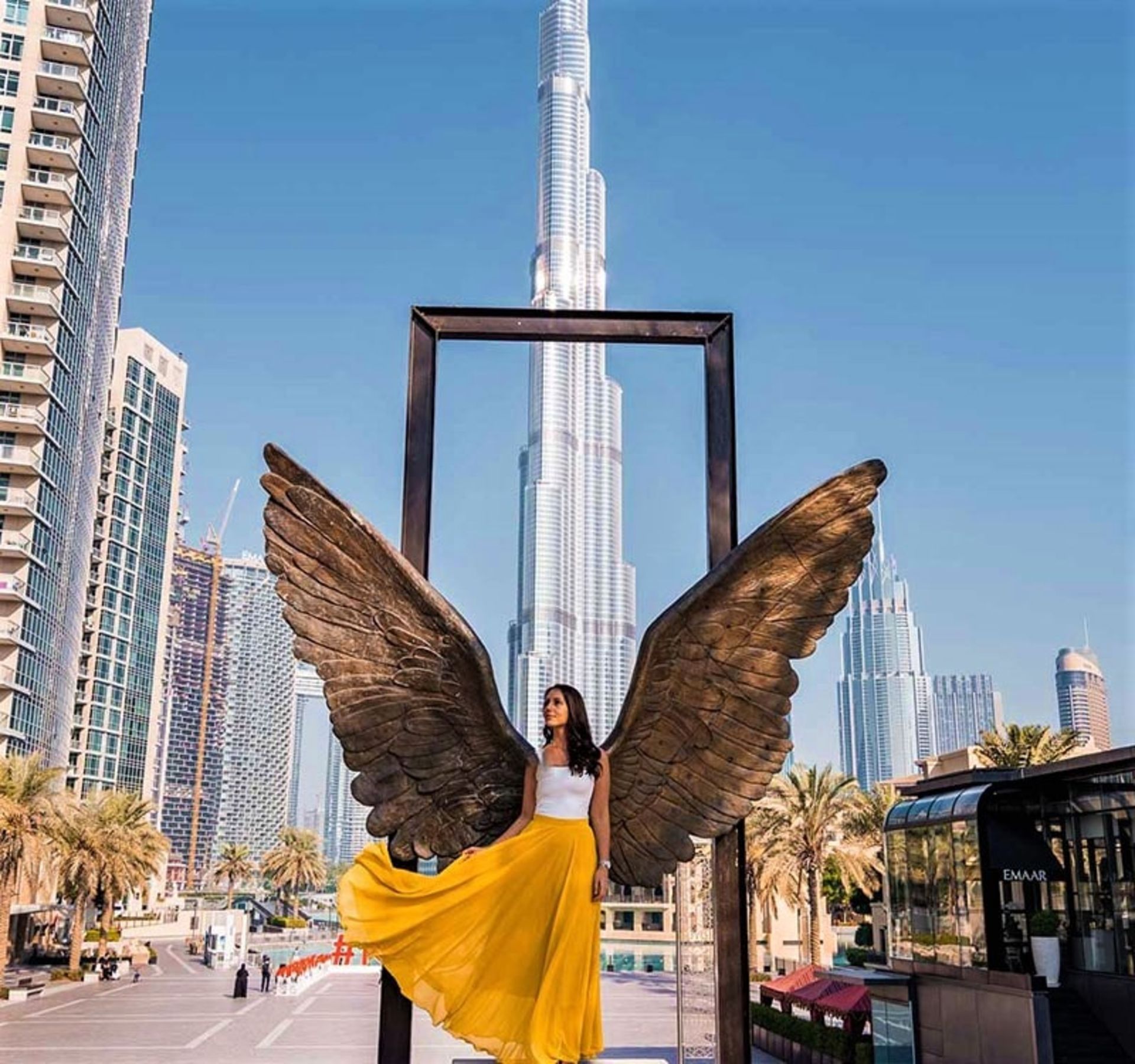 بال های مکزیک در نزدیکی برج خلیفه دبی، منبع عکس: shewandersabroad.com، عکاس: ناشناس
