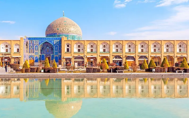 نمای مسجد شیخ لطف الله اصفهان، منبع عکس: irantravelingcenter.com، عکاس: ناشناس