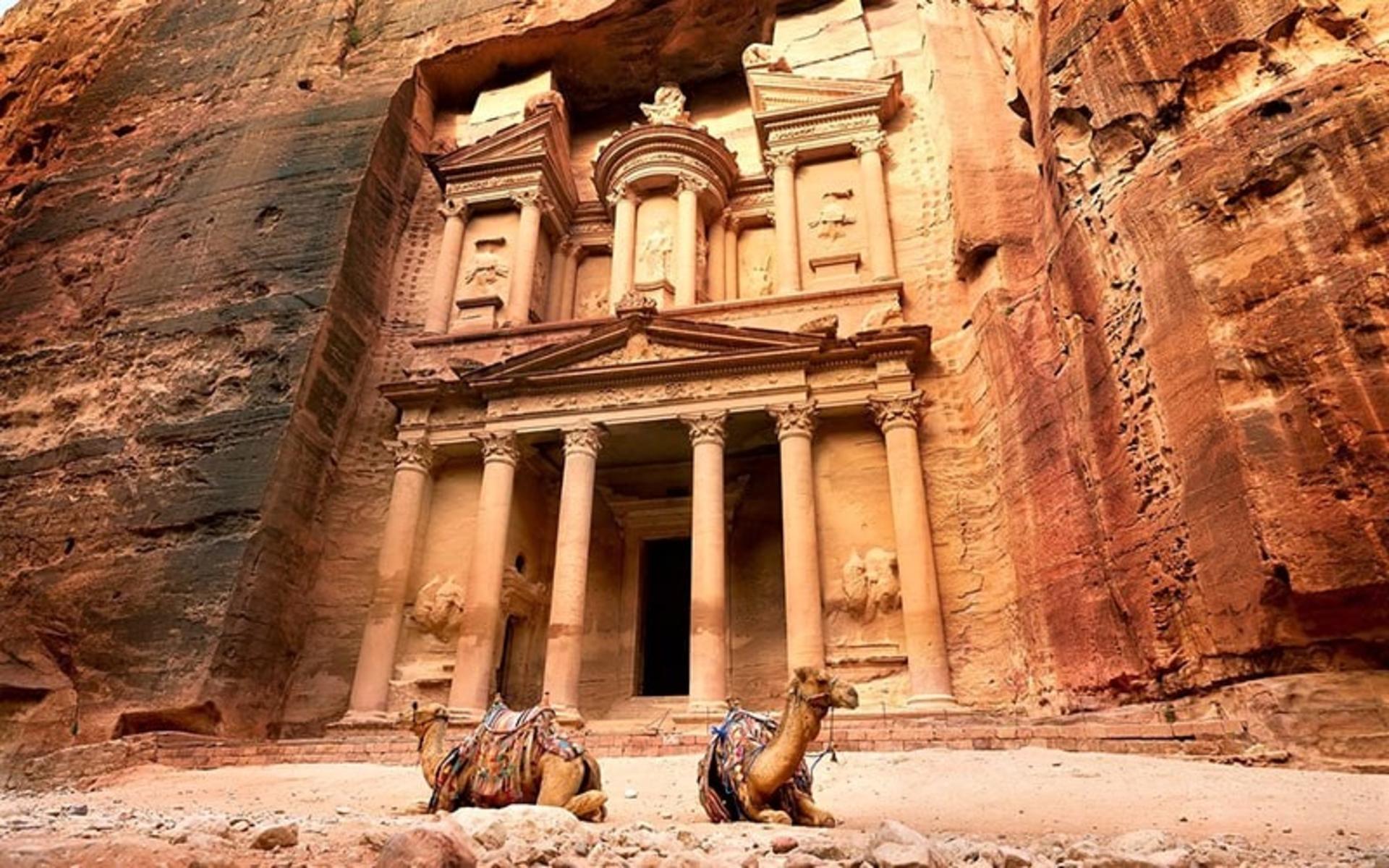 ساختمان خزانه داری در پترا اردن، منبع عکس: roadaffair.com، عکاس: ناشناس