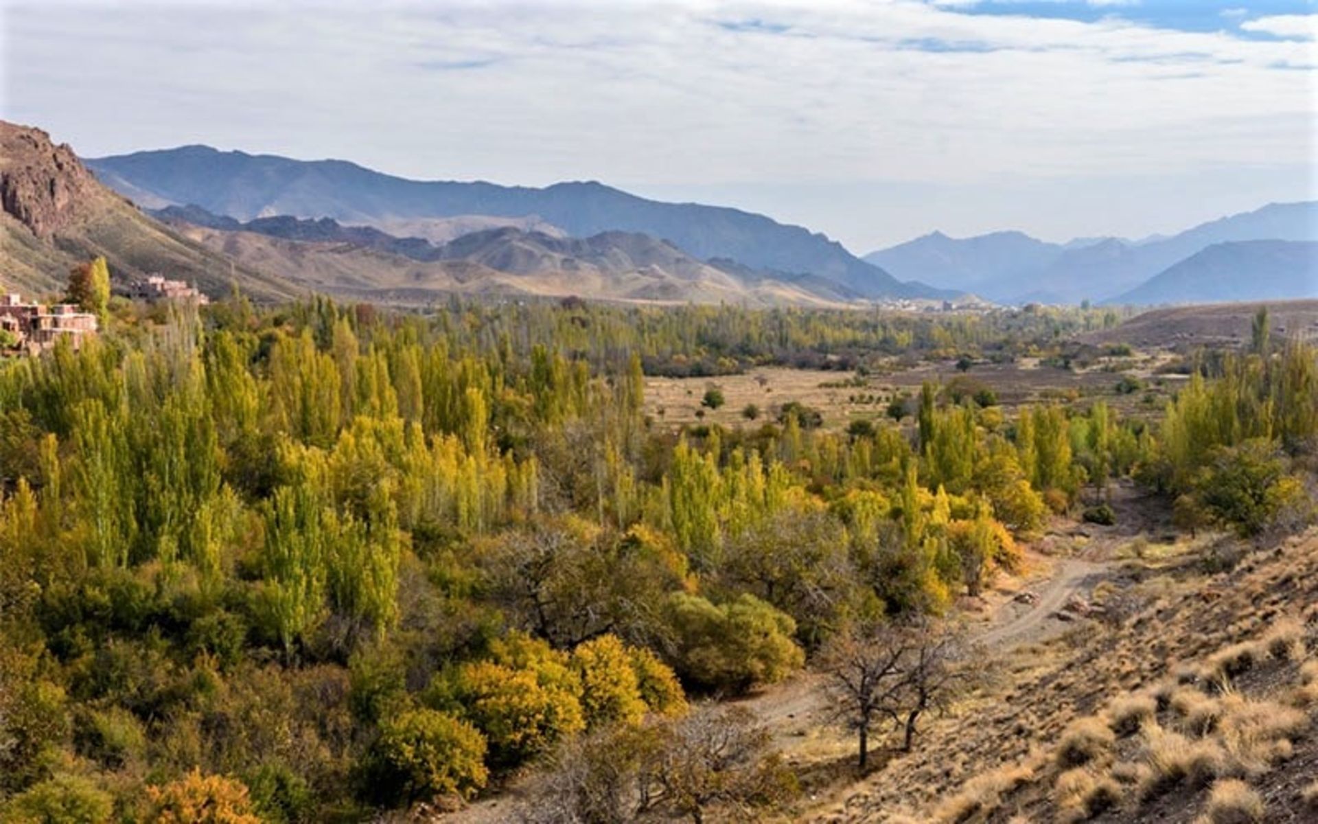 نمای درختان پاییزی در ابیانه، منبع عکس: travel-tour-guide.com، عکاس: ناشناس
