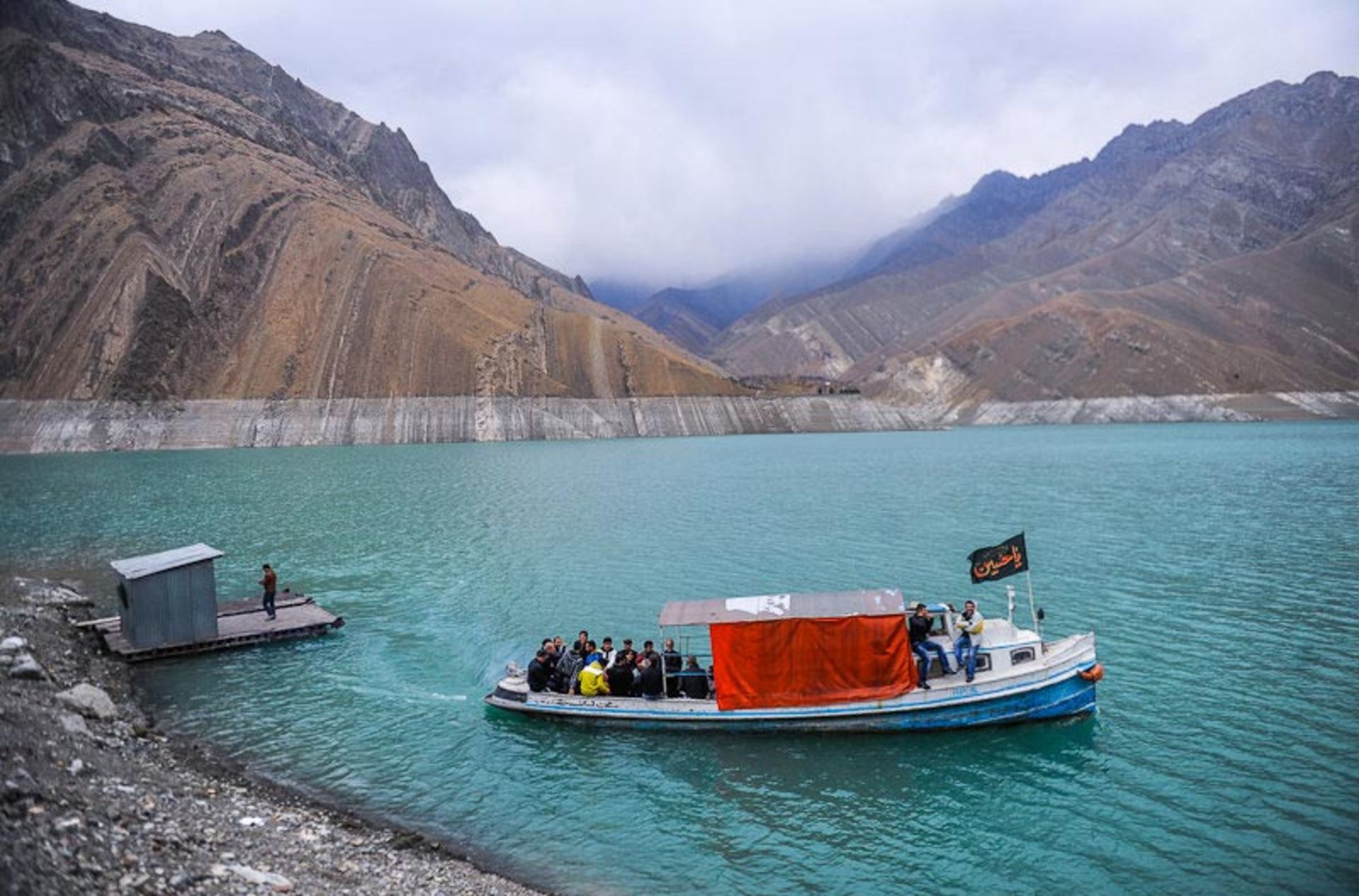 قایق اهالی واریان در دریاچه؛ منبع عکس: ایسنا؛ عکاس: برنا قاسمی