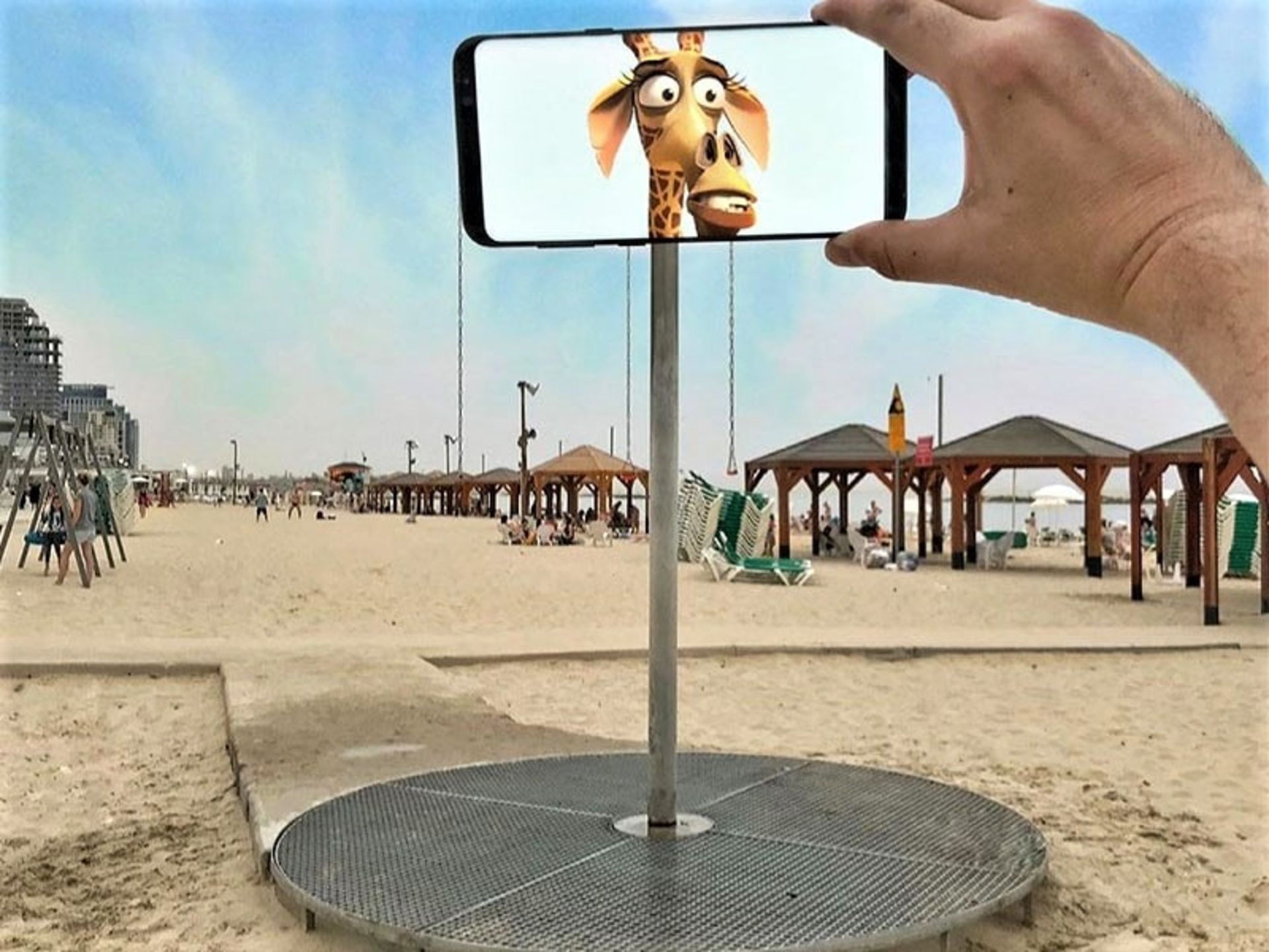 تلفیق عکس زرافه با میله فلزی