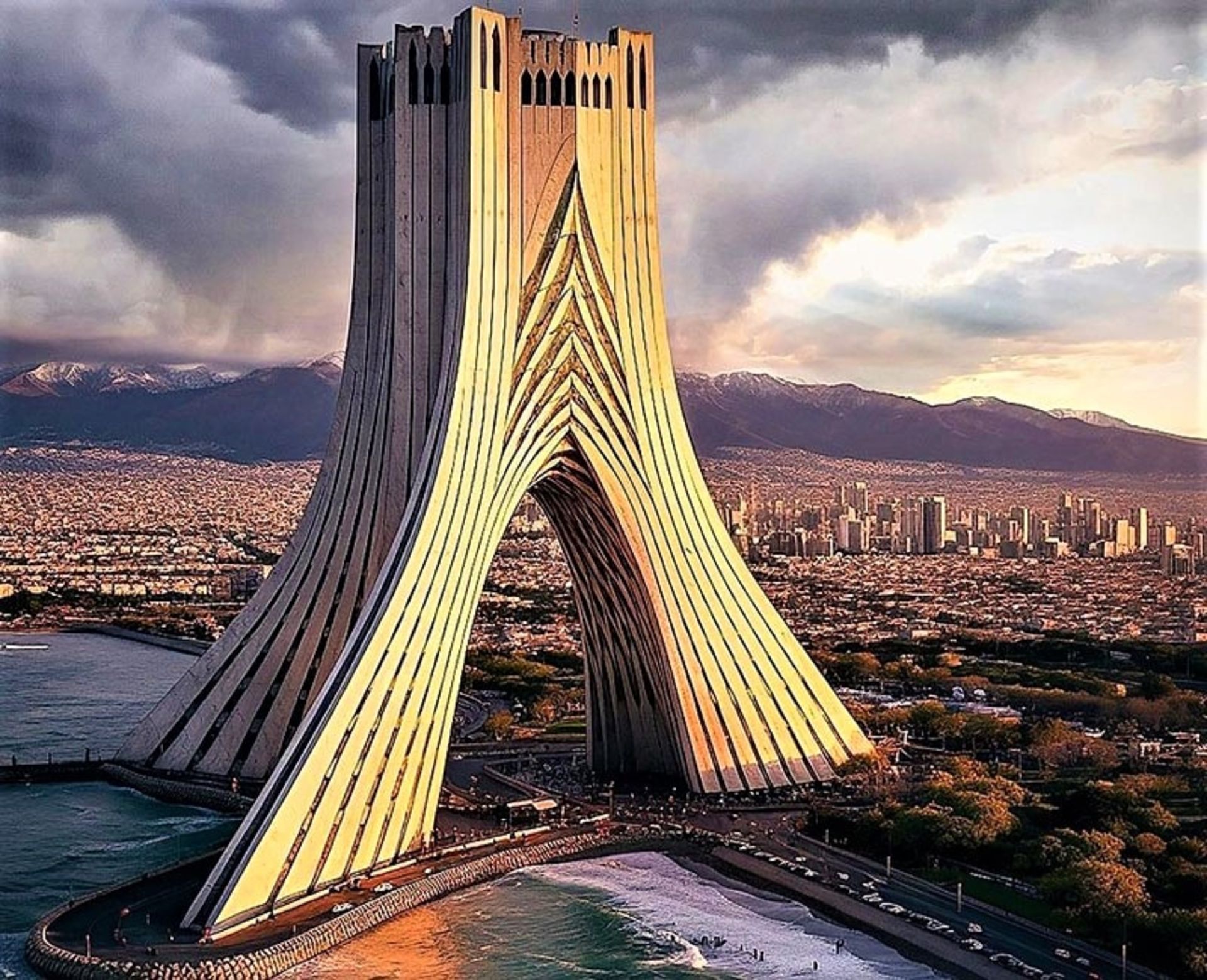 تصویرسازی هوش مصنوعی از برج آزادی در ساحل دریا