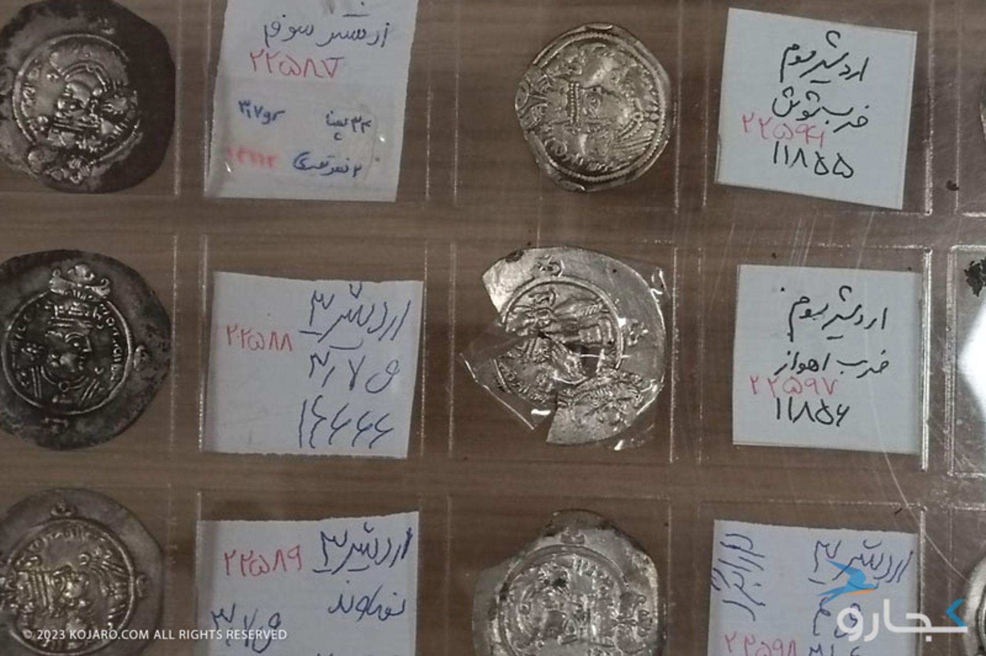 مرمت سکه‌های تاریخی با چسب‌نواری در موزه باستان‌شناسی رشت؛ منبع: کجارو