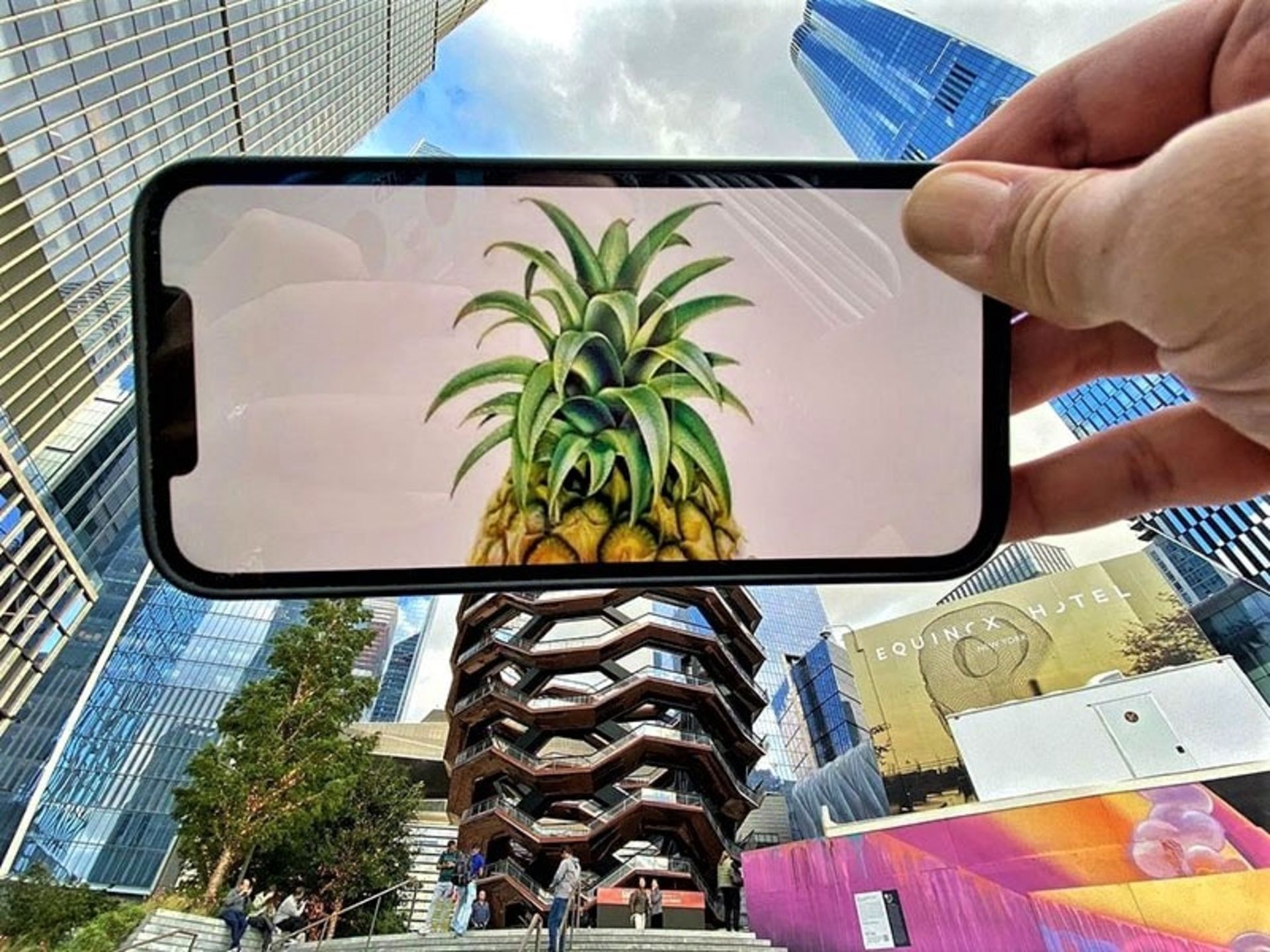 تلفیق عکس آناناس با یک ساختمان