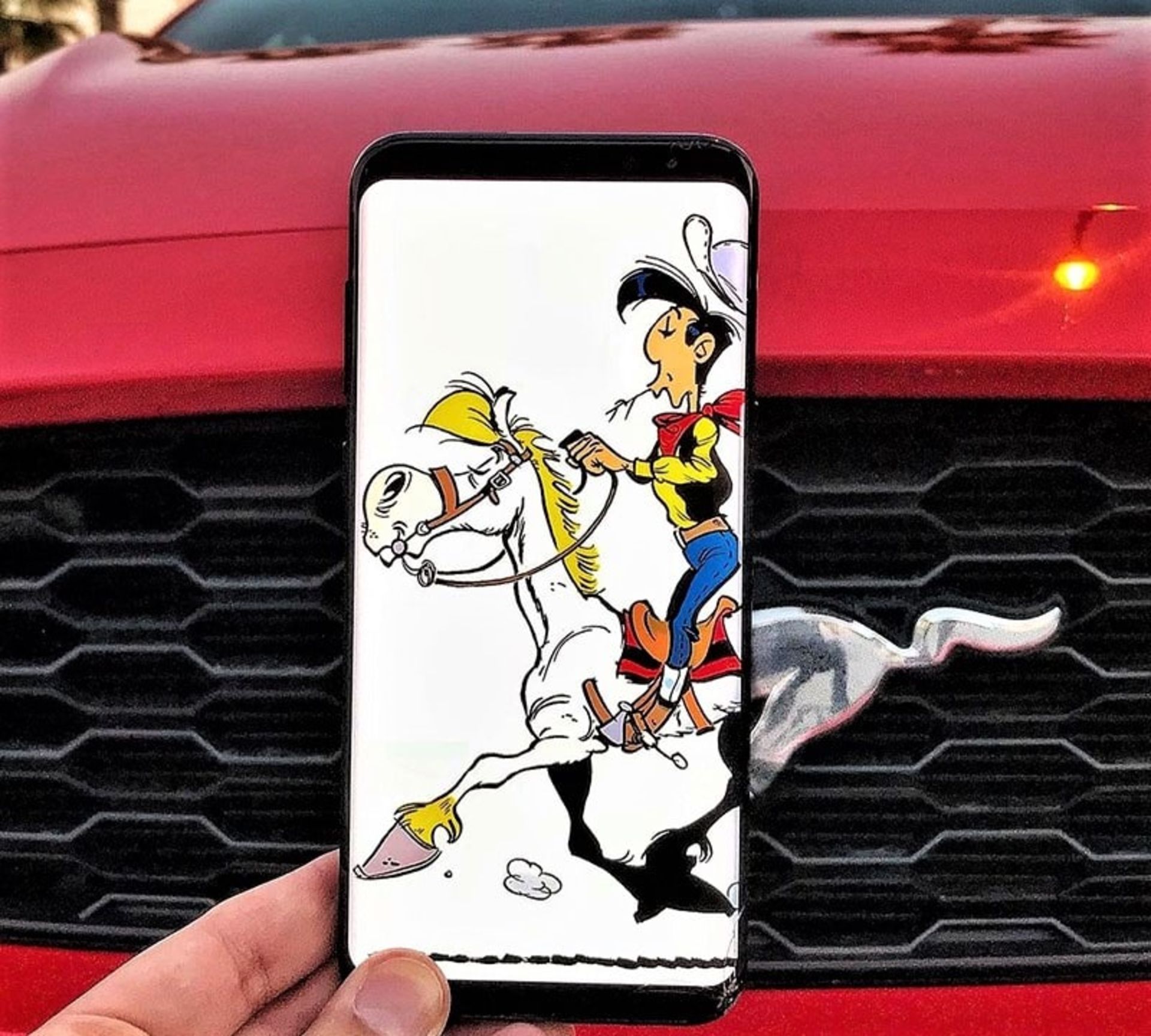 عکس لوک خوش‌شانس با آرم خودرو