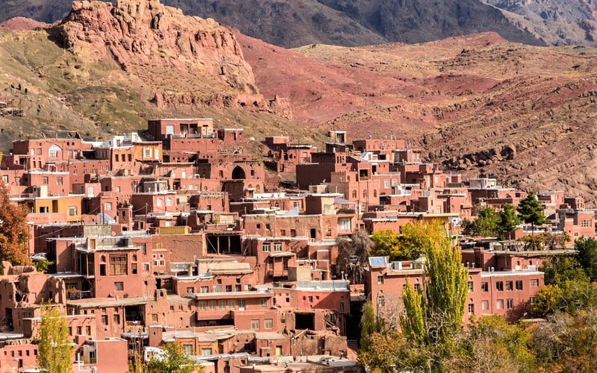 نمای روستای ابیانه در پاییز، منبع عکس: travel-tour-guide.com، عکاس: ناشناس