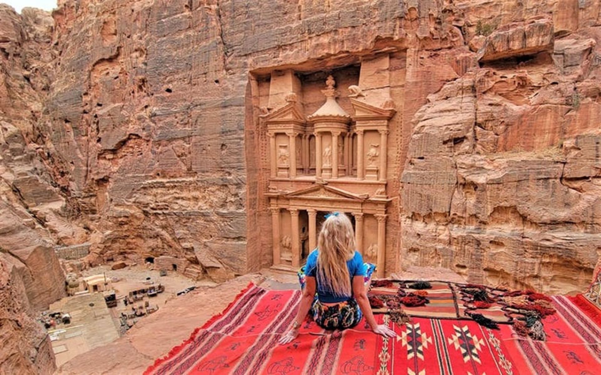 زن گردشگر در مقابل ساختمان خزانه شهر پترا در اردن، منبع عکس: luggageandlipstick.com، عکاس: ناشناس