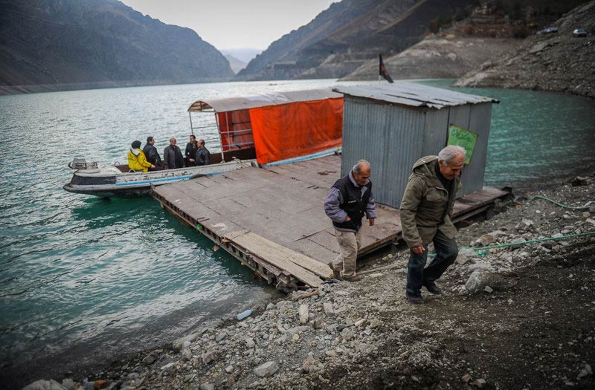 پیاده شدن از قایق در واریان؛ منبع عکس: ایسنا؛ عکاس: برنا قاسمی