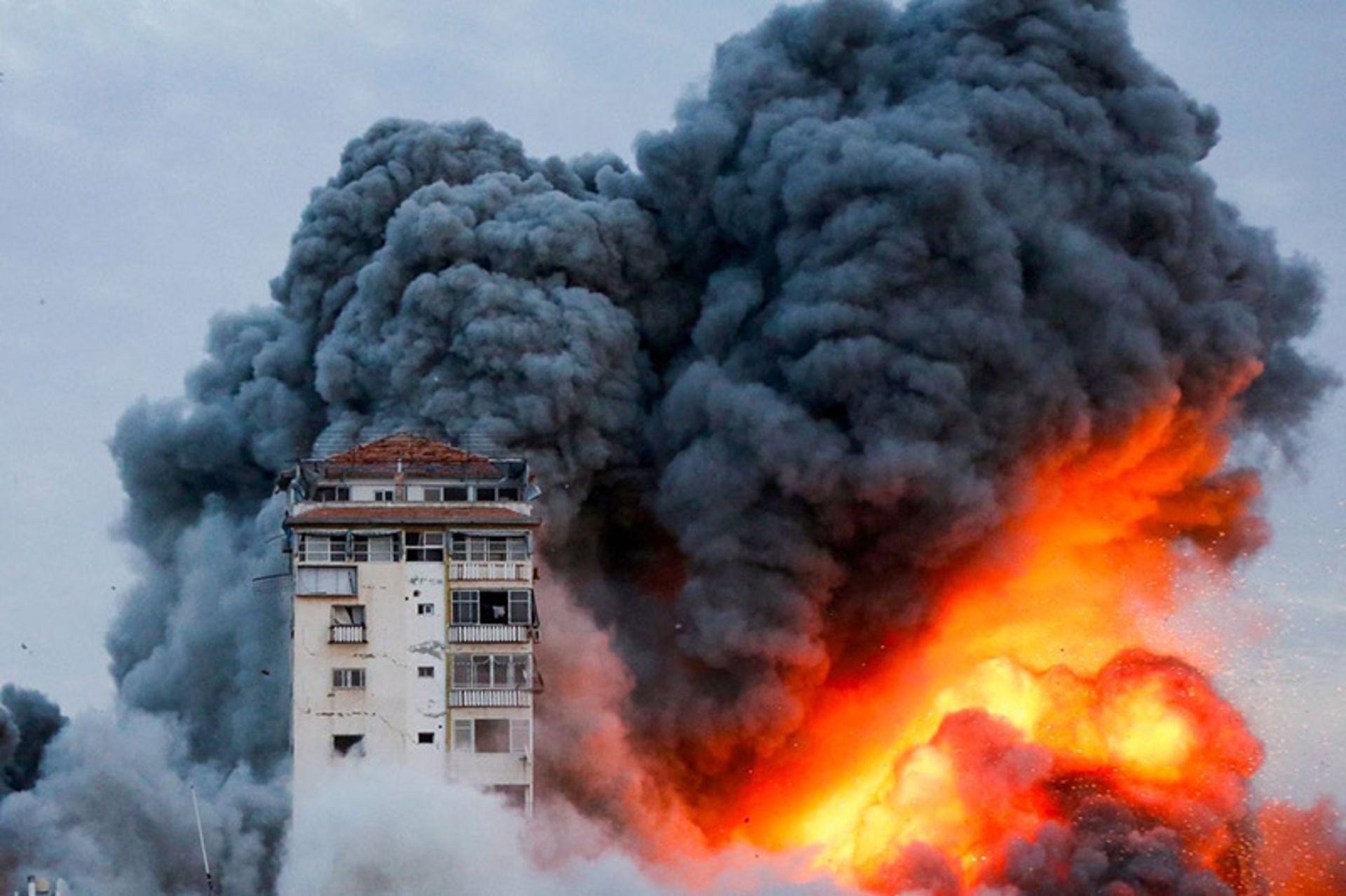 دود و شعله آتش پس از حمله اسرائیل به یک برج بلند در غزه؛ منبع عکس: REUTERS عکاس: Ashraf Amra