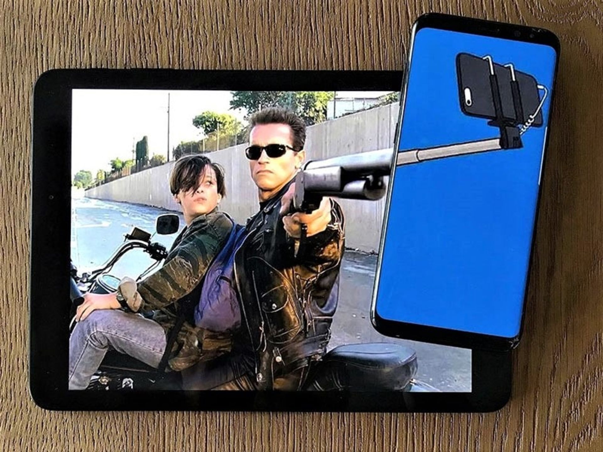 تلفیق عکس آرنولد با عکس سلفی گرفتن