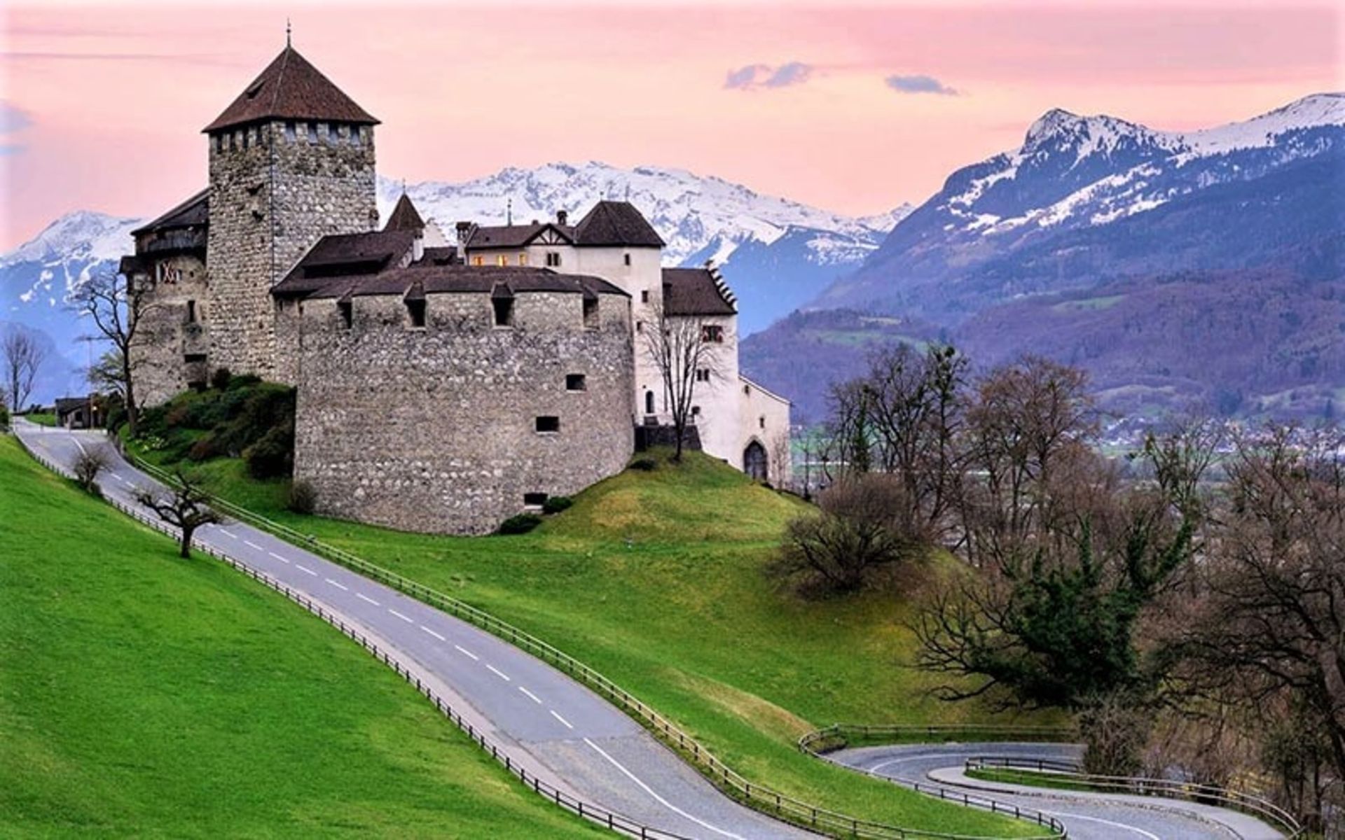 ساختمان های شیروانی در کشور لیختن اشتاین، منبع عکس: ryderwalker.com، عکاس: ناشناس