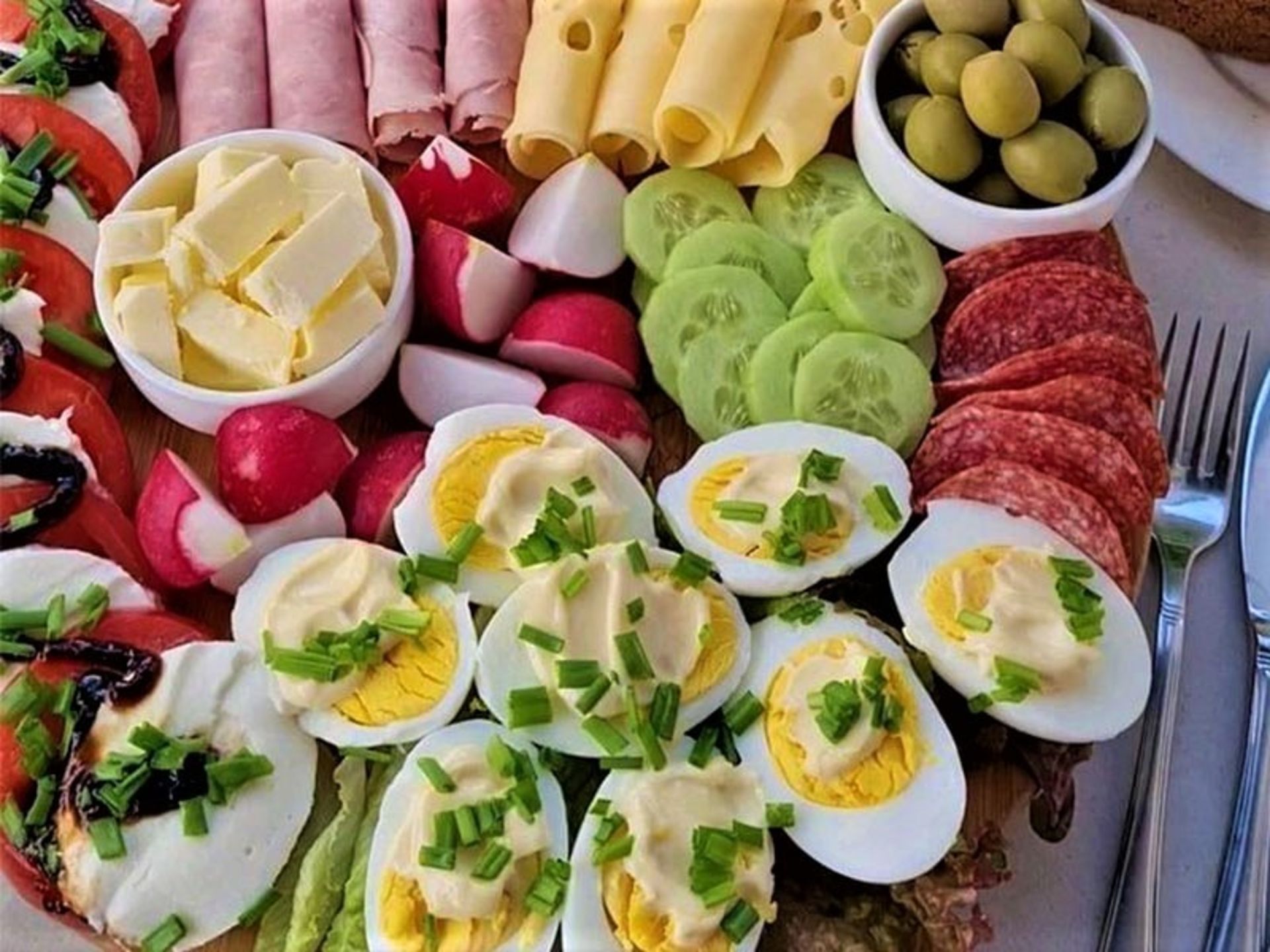 تخم‌مرغ آب‌پز در سینی مزه