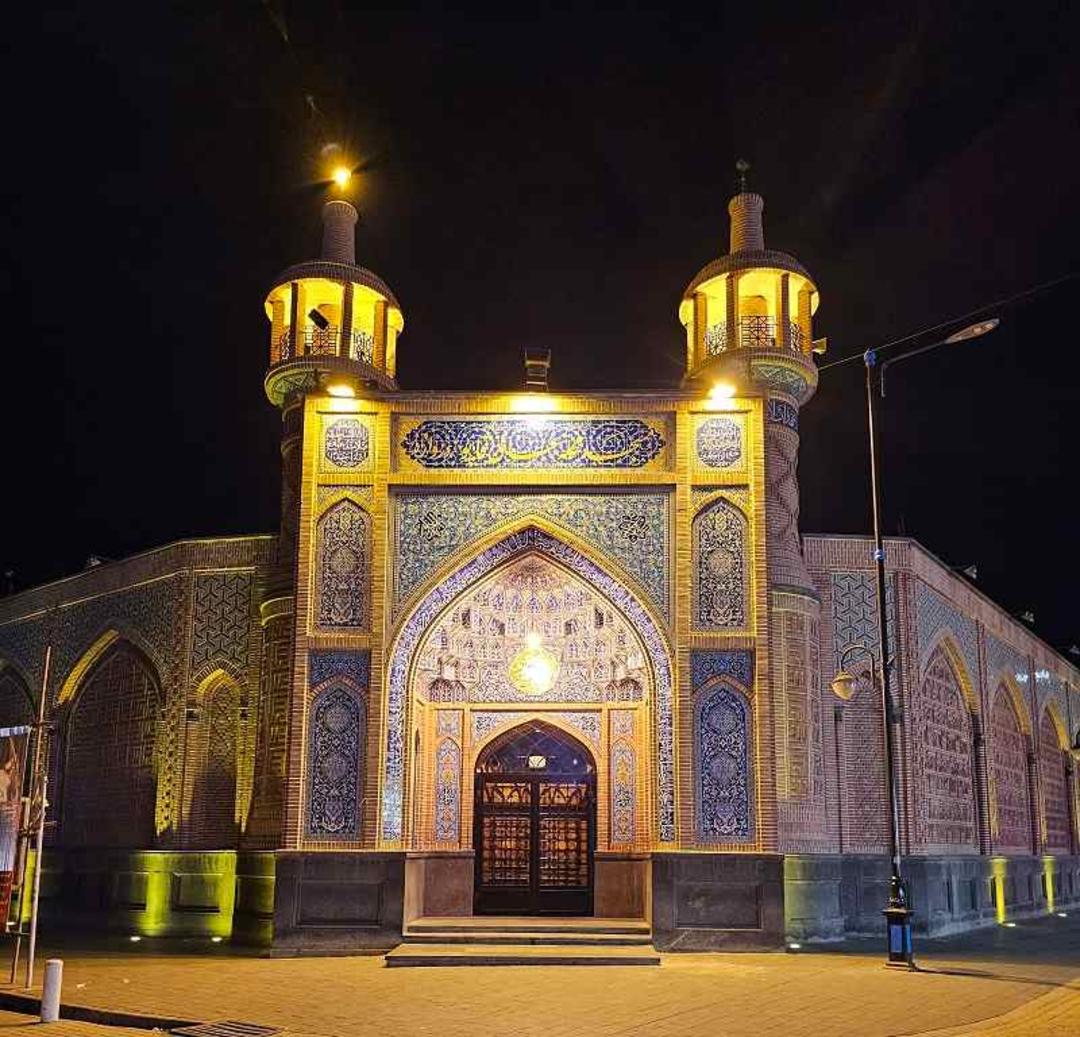 سردر مسجد عالی قاپو در شب؛ منبع عکس: گوگل مپ؛ عکاس: Sajjad Qaftan