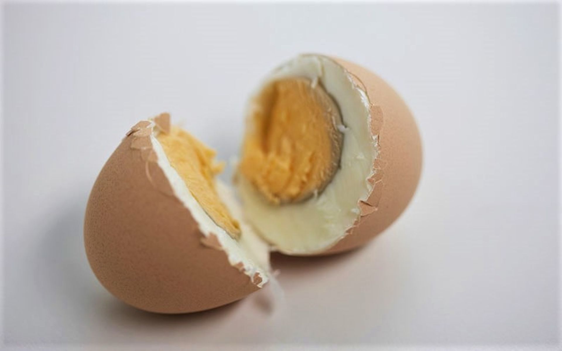 تخم مرغ آب پز نصف شده