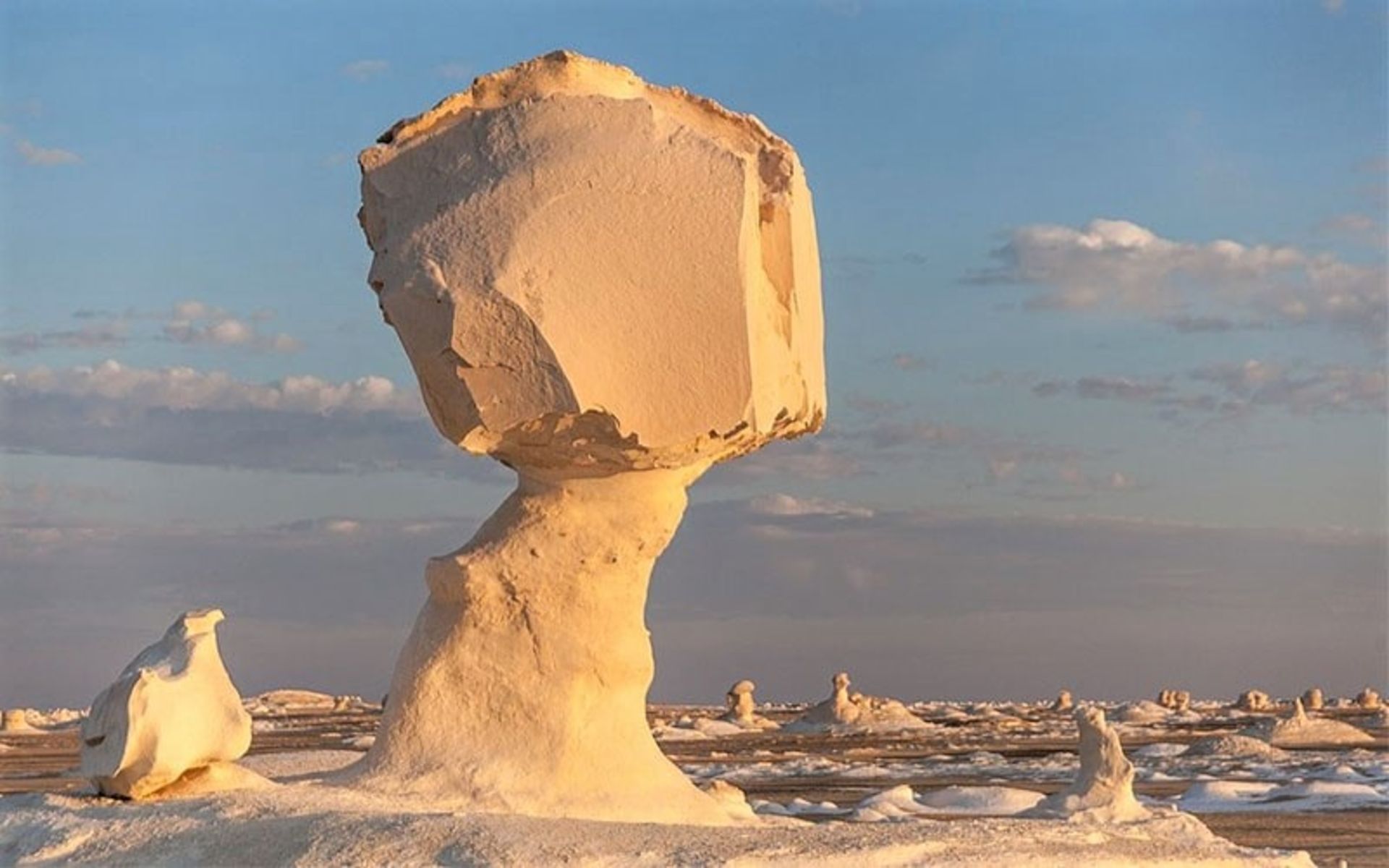 صخره ای بزرگ در صحرای سفید مصر، منبع عکس: ویکی پدیا، عکاس: BBE