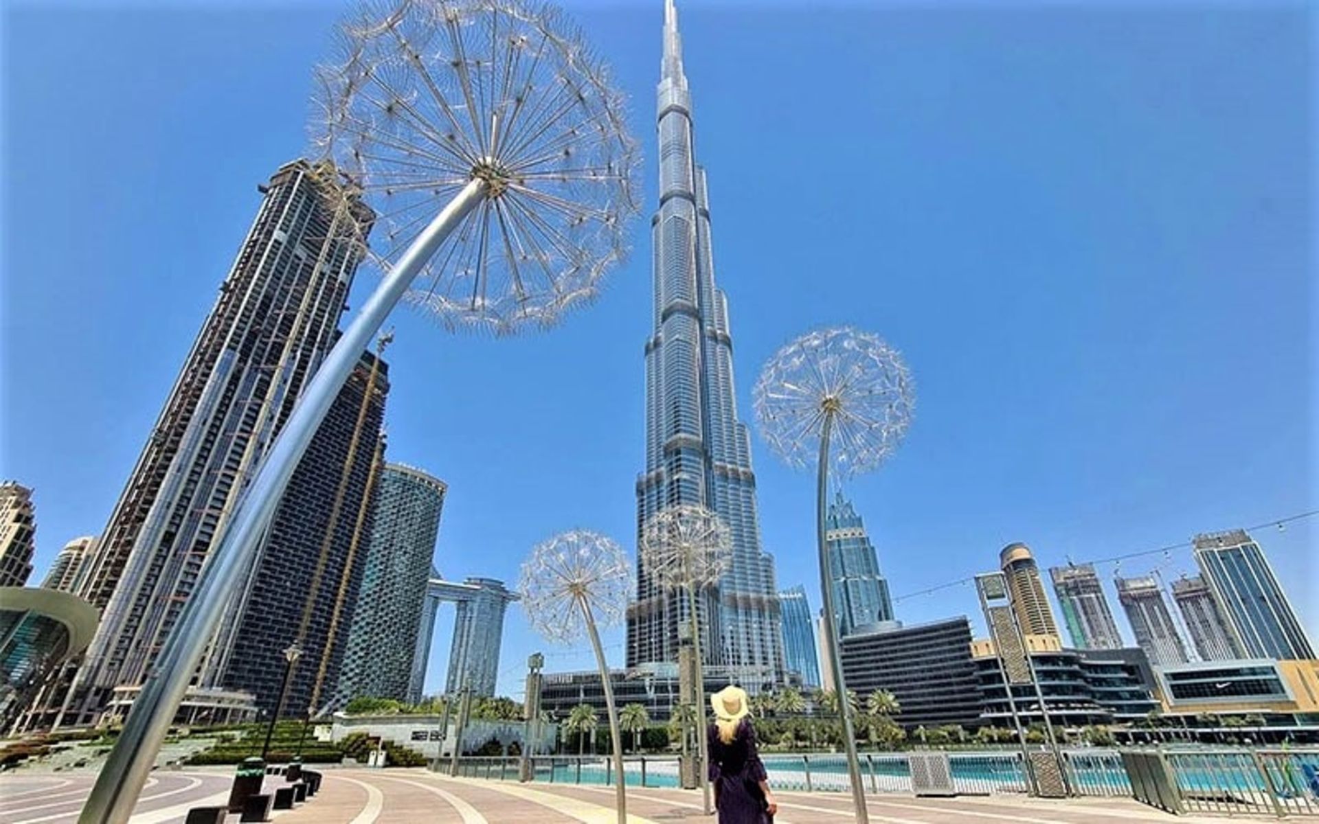 زن گردشگر در نزدیکی برج خلیفه دبی، منبع عکس: one-million-places.com، عکاس: ناشناس 