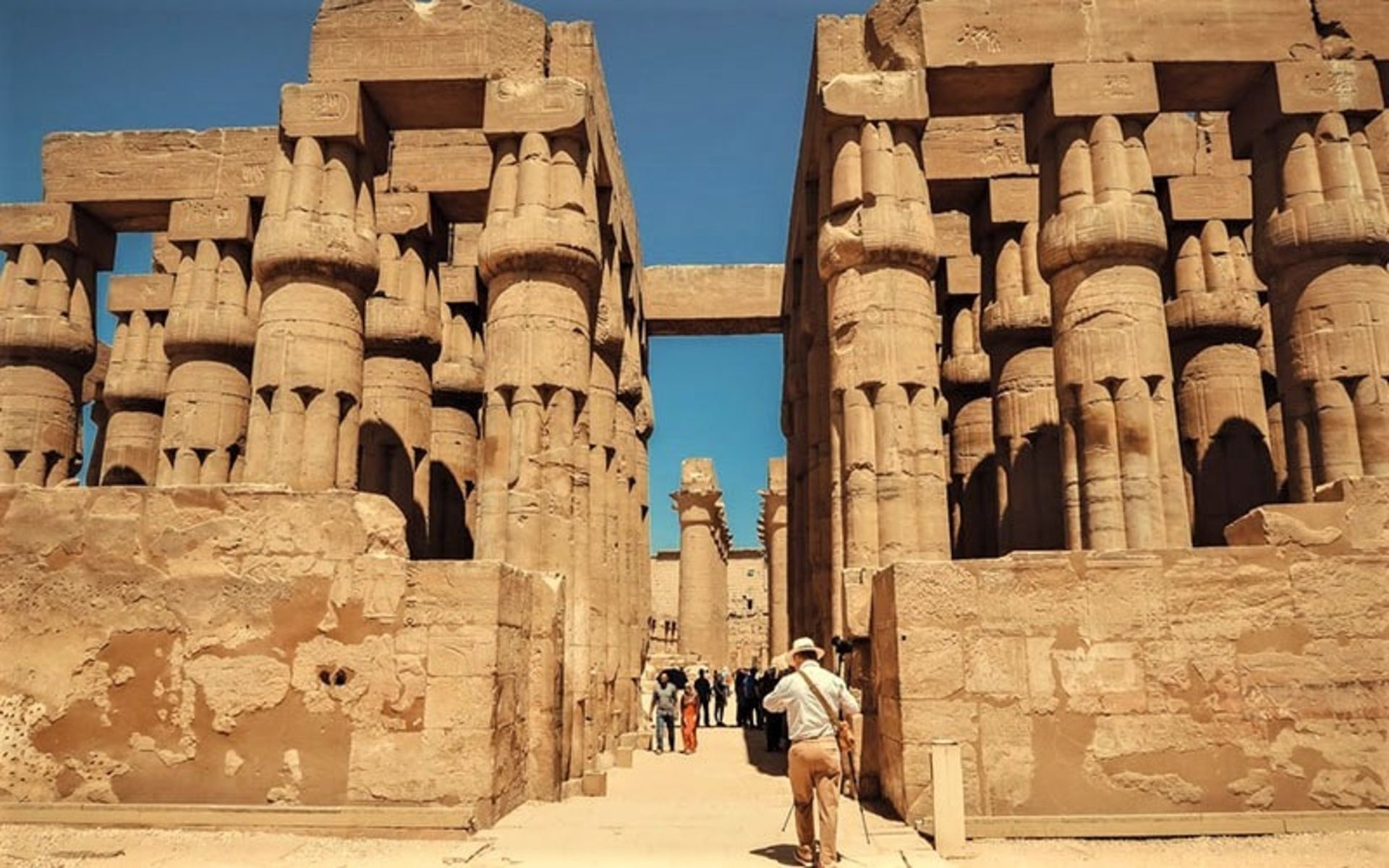 گردشگران در الاقصر مصر، منبع عکس: egypttoursportal.com، عکاس: ناشناس