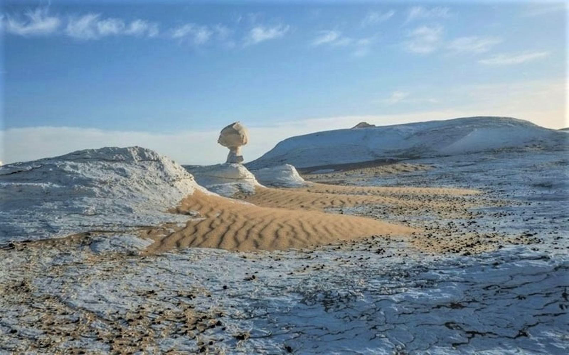 صحرای سفید مصر در زمان غروب، منبع عکس: edition.cnn.com، عکاس: ناشناس