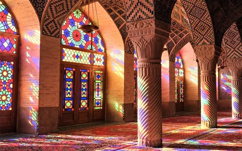 شیشه های رنگی در مسجد صورتی شیراز، منبع عکس: trip.com، عکاس: ناشناس