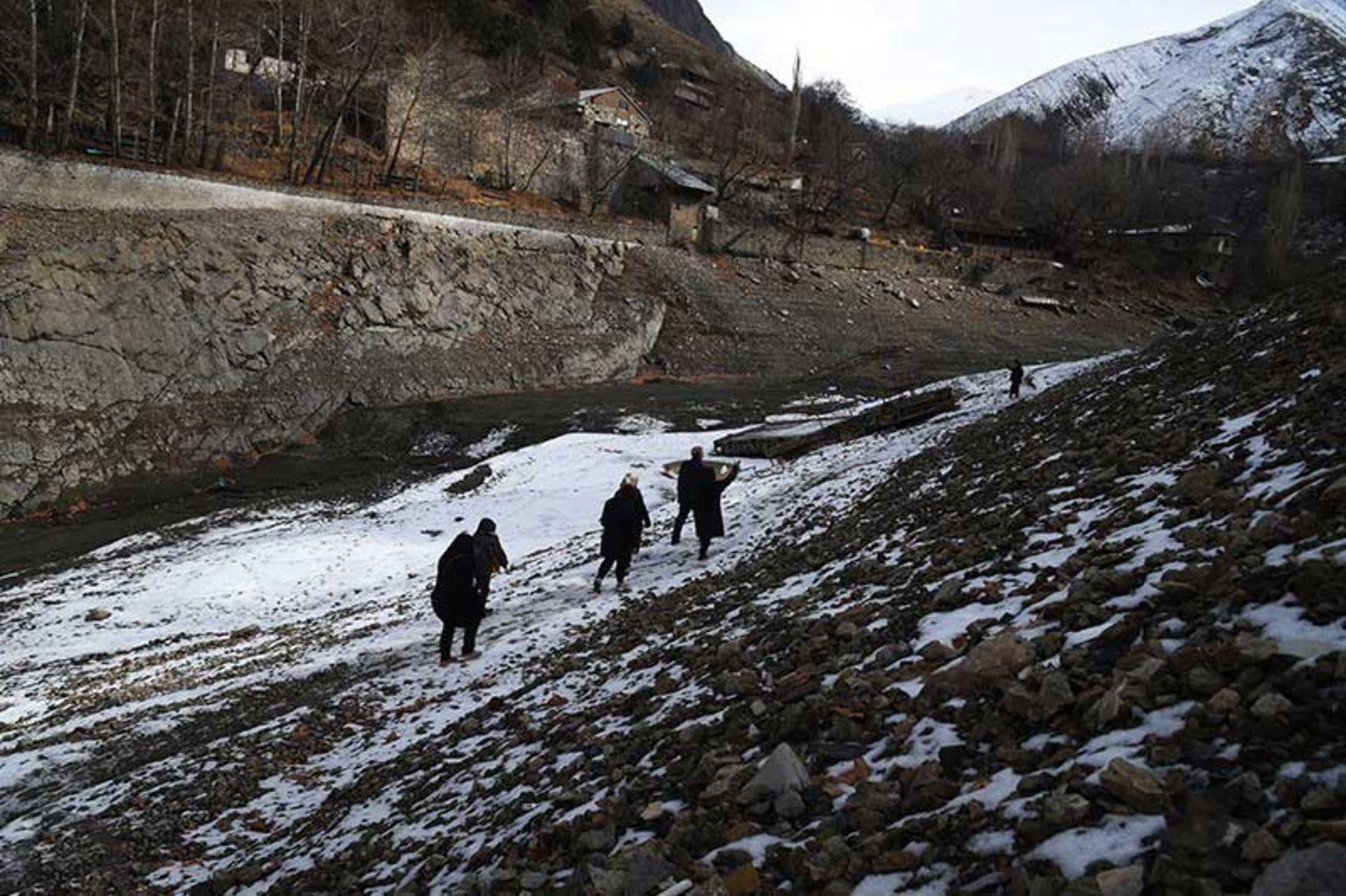 تردد مردم در واریان؛ منبع عکس: خبرگزاری تسنیم؛ عکاس: محمدصادق نیک گستر