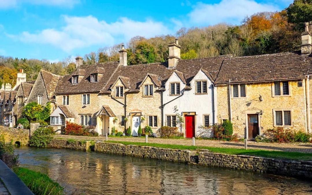 خانه های قرن پانزدهمی در روستای کسل کومب، منبع: explorethecotswolds
