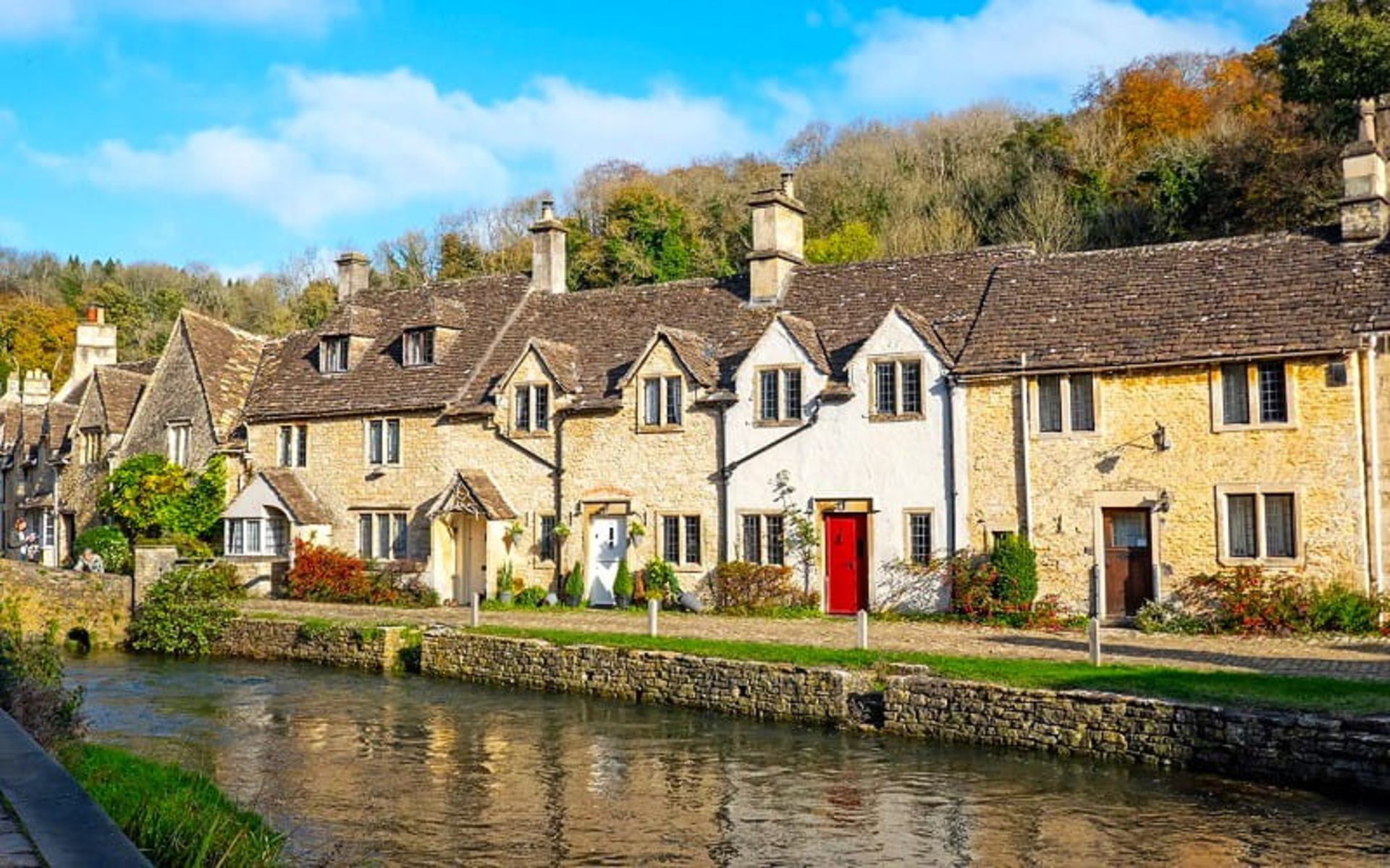 خانه های قرن پانزدهمی در روستای کسل کومب، منبع: explorethecotswolds