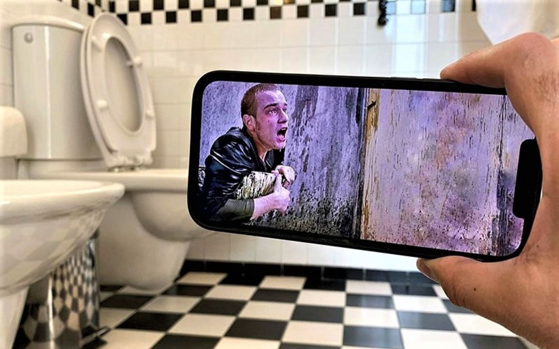 عکس یک مرد با سرویس بهداشتی