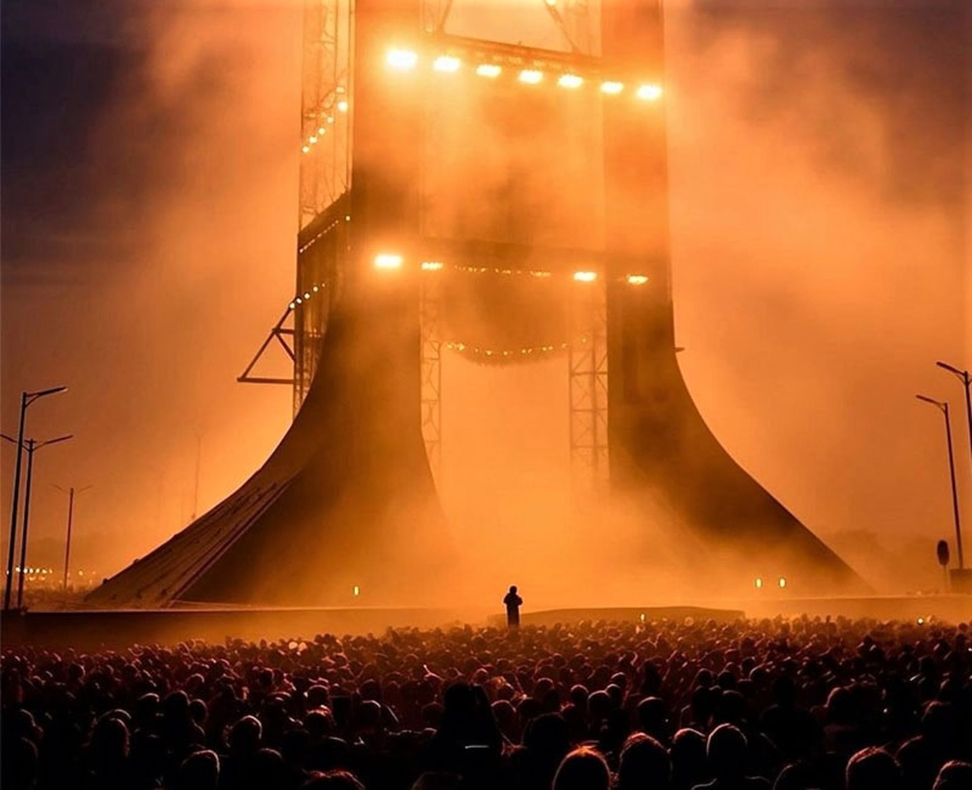 برگزاری کنسرت از سازه‌ای مشابه برج آزادی