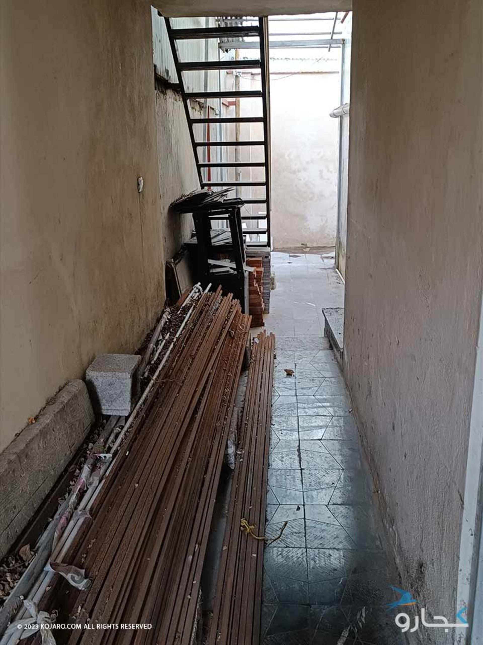 مسیر رسیدن به سرویس بهداشتی موزه باستان‌شناسی رشت؛ منبع: کجارو