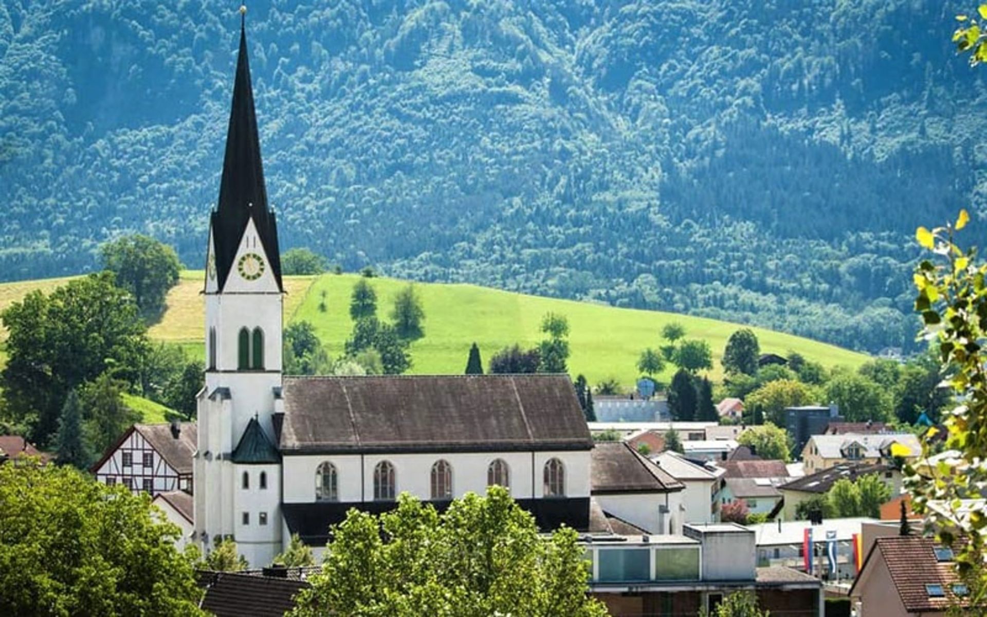 سازه های سفیدرنگ و قدیمی در لیختن اشتاین، منبع عکس: thecrazytourist.com عکاس: ناشناس