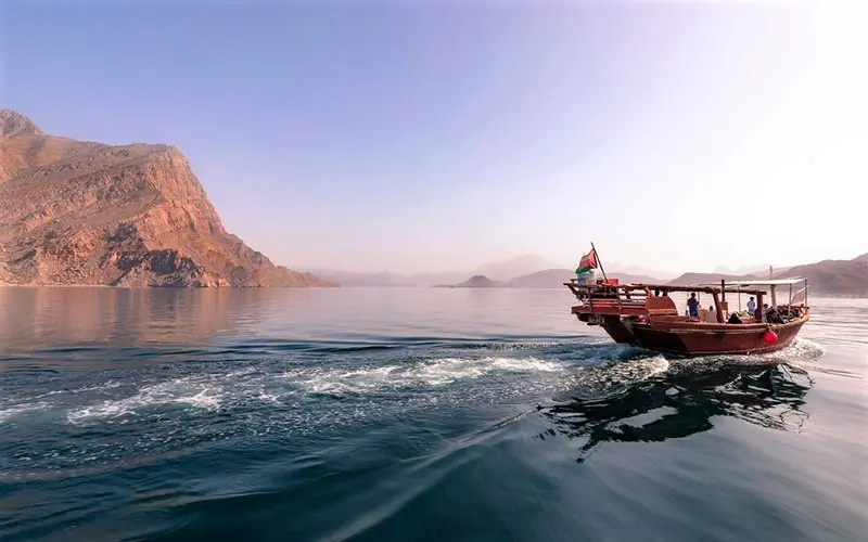 قایق سواری در آبدره مسندم عمان، منبع عکس: kawa-news.com، عکاس: ناشناس