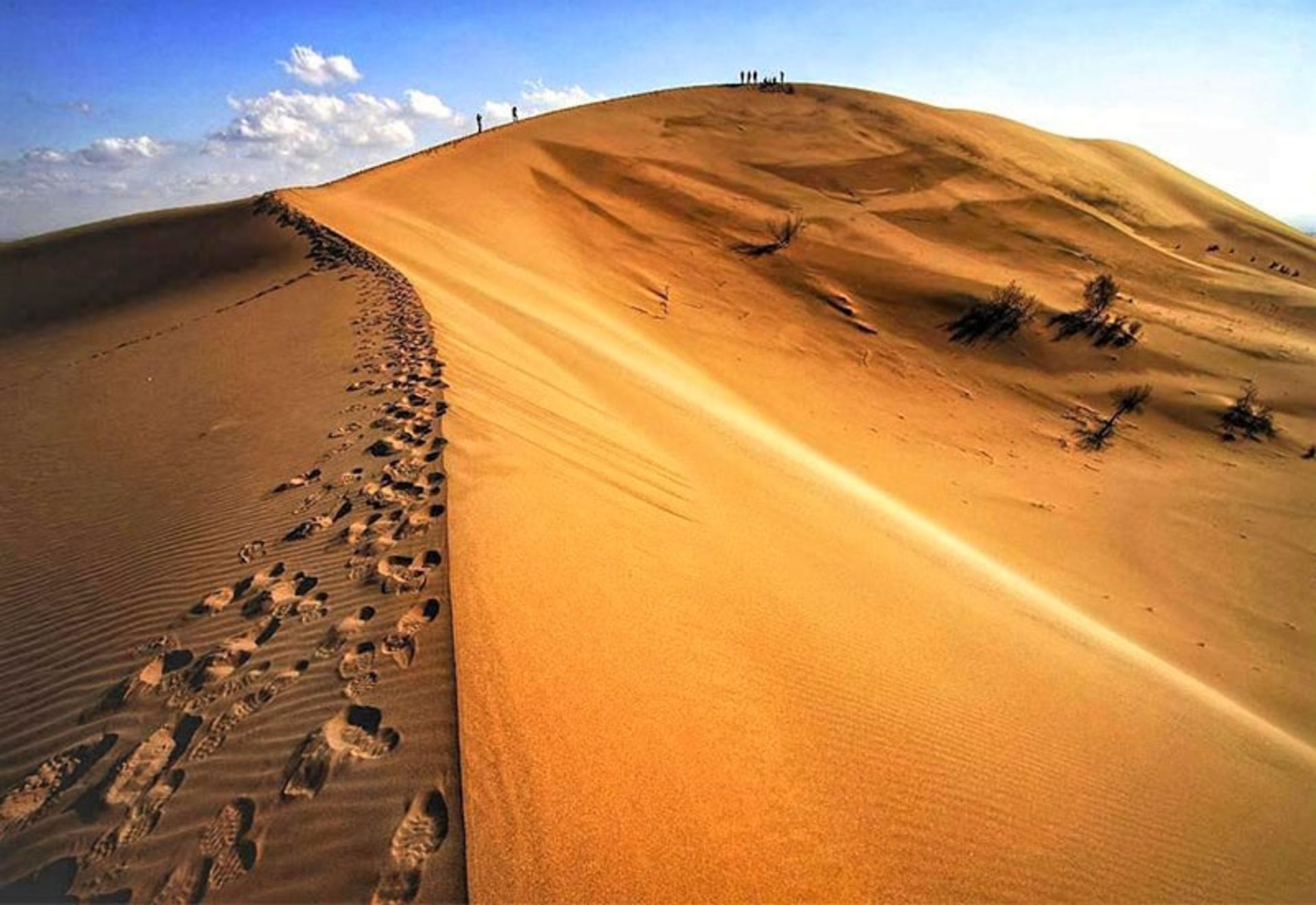 تپه ای مرتفع در ریگ جن، منبع عکس: iranroute.com، عکاس: ناشناس
