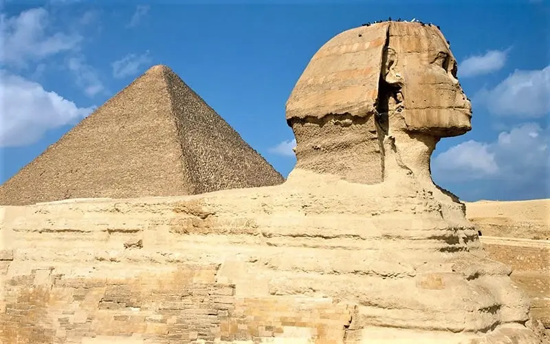 مجسمه ابوالهول در کنار هرم جیزه، منبع عکس: britannica.com، عکاس: ناشناس