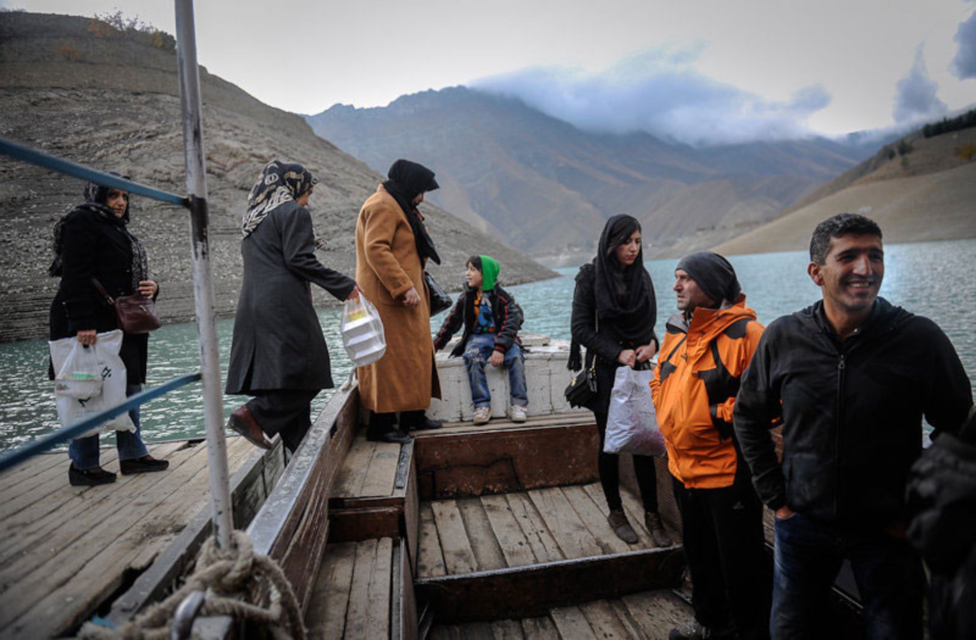 مردم در حال سوار شدن به قایق واریان؛ منبع عکس: ایسنا؛ عکاس: برنا قاسمی