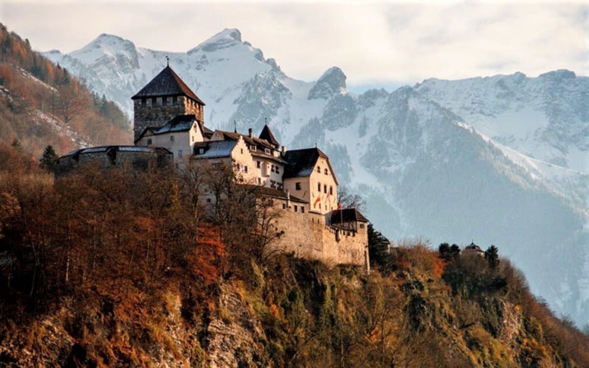 سازه های تاریخی روی کوهی در لیختن اشتاین، منبع عکس: hotelsabovepar.com، عکاس: ناشناس