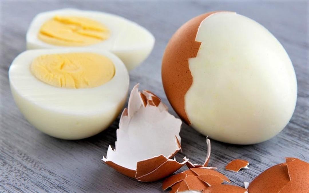 تخم‌مرغ آب‌پز و پوست‌گرفته