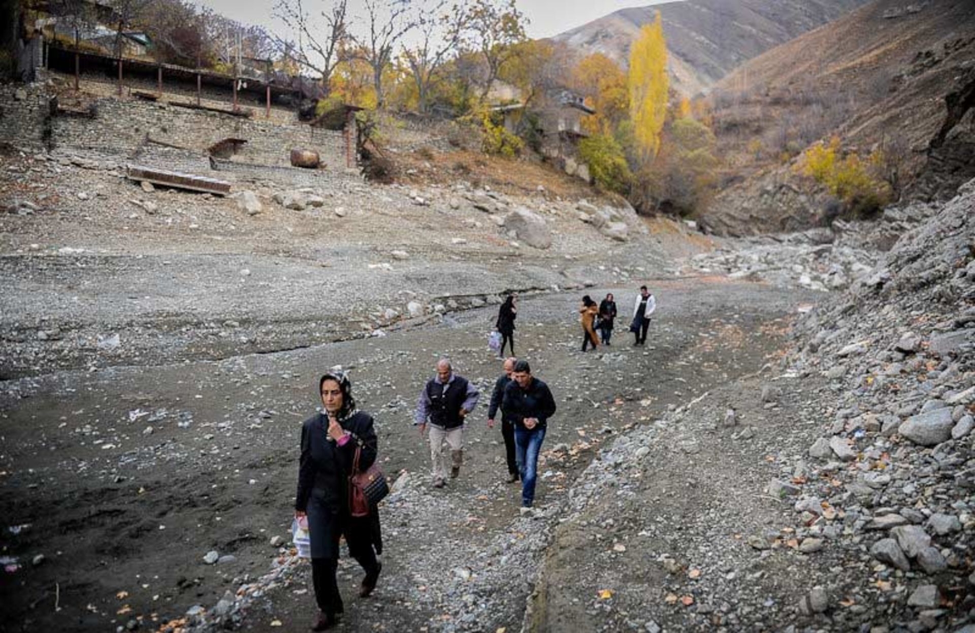 عبور مردم از کنار دریاچه؛ منبع عکس: ایسنا؛ عکاس: برنا قاسمی