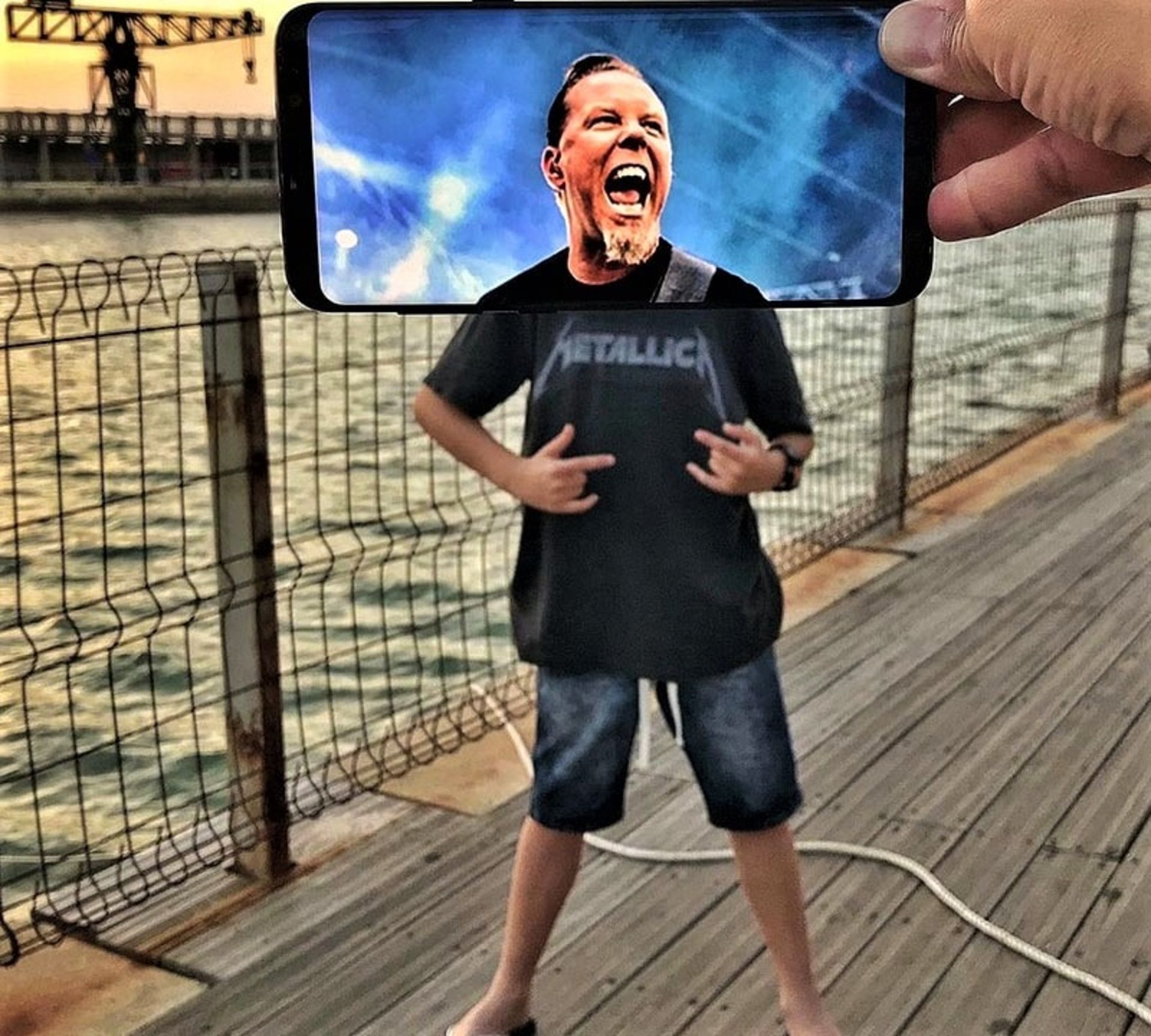 تلفیق عکس خواننده متالیکا با مردی با تیشرت متالیکا