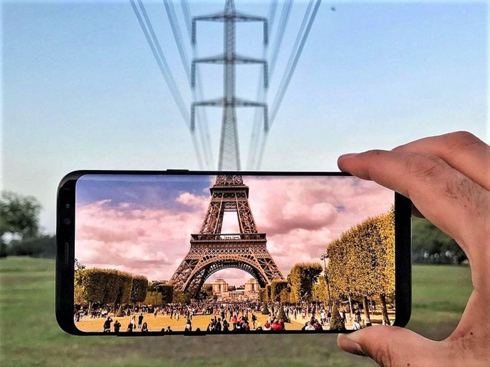 تلفیق عکس برج ایفل با دکل فشار قوی برق