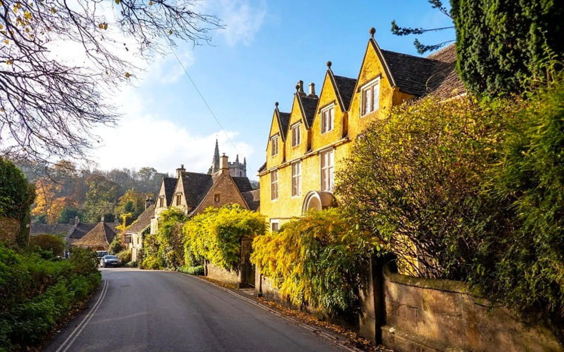 خانه های قرن پانزدهمی در روستای کسل کومب، منبع: explorethecotswolds