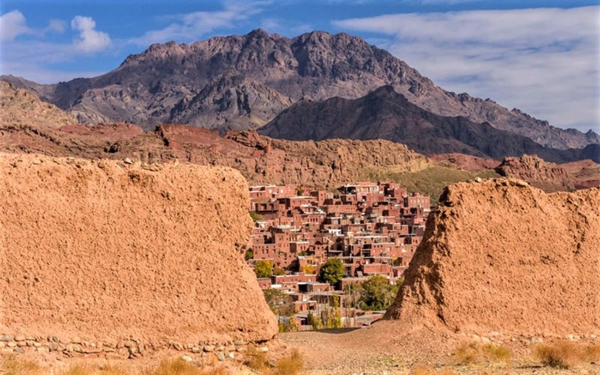 نمای روستای تاریخی ابیانه، منبع عکس: travel-tour-guide.com، عکاس: ناشناس