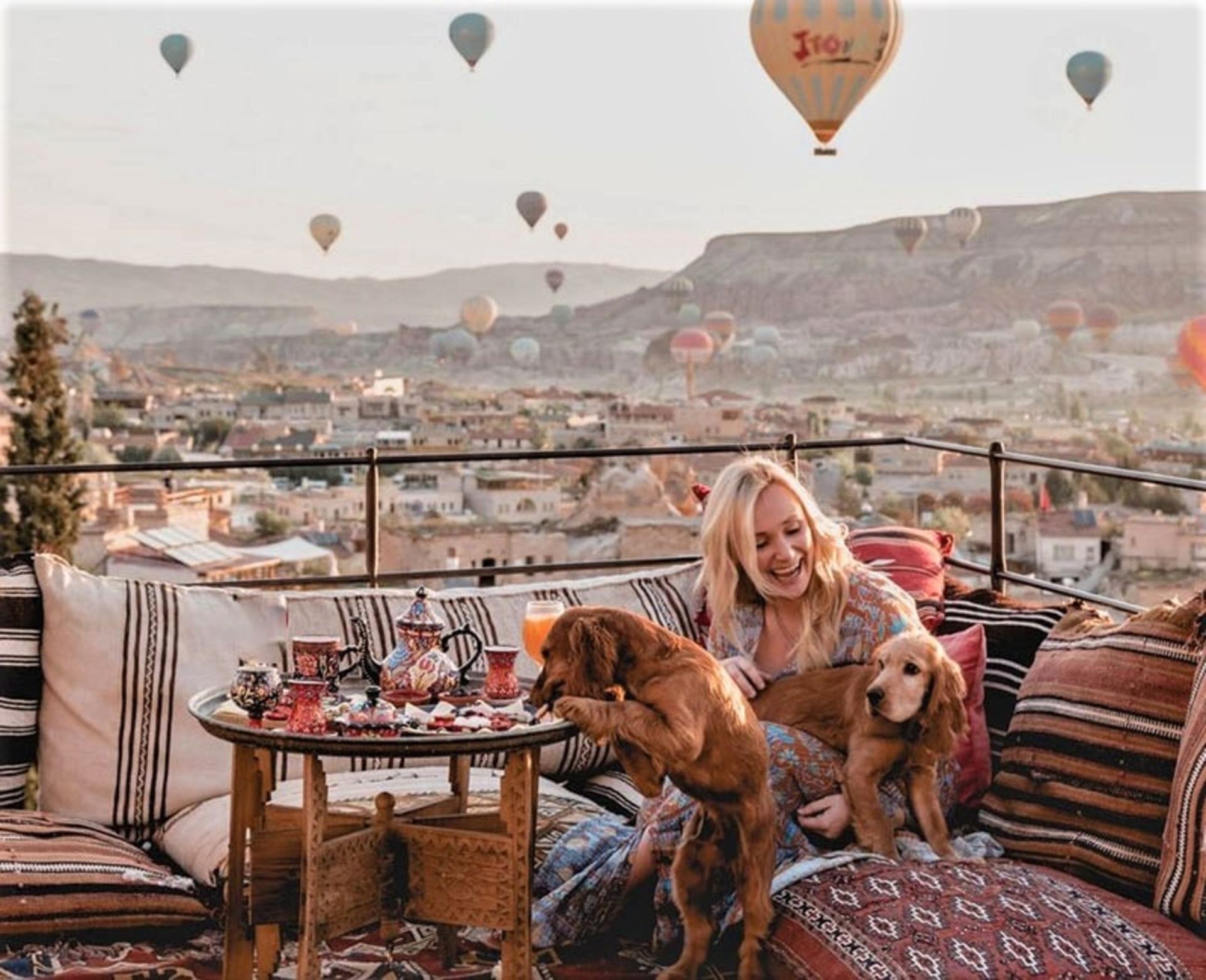 زن گردشگر در کاپادوکیه ترکیه، منبع عکس: charlieswanderings.com، عکاس: ناشناس